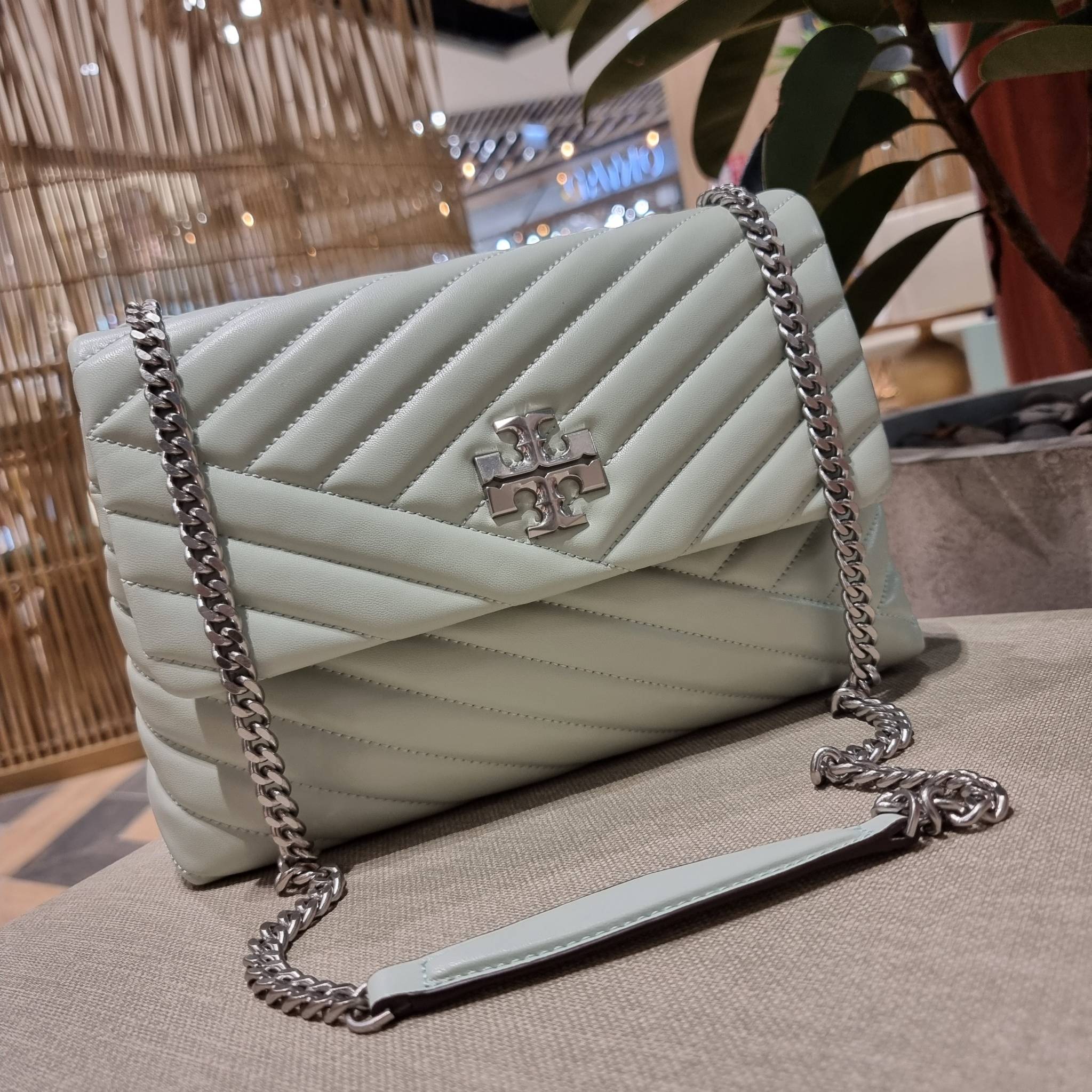 TORY BURCH KIRA CHEVRON CONVERTIBLE SHOULDER BAG กระเป๋าสะพายรุ่นยอดฮิต ไซส์ใหญ่จัดเต็มให้เน้นๆ ใช้ยังไงก็ดูหรู ดีไซน์เฉพาะตัว วัสดุหนังแกะ สัมผัสนิ่ม เปิด-ปิดด้วยกระดุมแม่เหล็ก ภายในเป็นช่องโล่ง แบ่งสัดส่วนไว้ดีมากๆ ใส่กระเป๋าสตางค์ มือถือ เครื่องสำอางค์