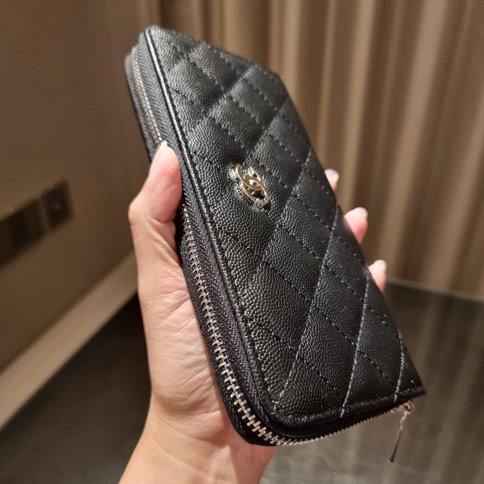 VIP 】กระเป๋าสตางค์ใบยาวรุ่นซิปรอบ สวยรับทรัพย์จาก Chanel วัสดุหนังลายคาร์เวีย ใช้แล้วขับผิวสุดๆ เปิด-ปิดด้วยซิปรูดรอบใบ ใช้งานง่าย ภายในกระเป๋ามีช่องใส่บัตรได้ ใส่ธนบัตรหรือเหรียญได้ มีช่องซิปแยกอีกหนึ่งช่อง ดีไซน์เรียบหรูแบบนี้ สาวๆห้ามพลาดกันน้า!! ซื้อใ