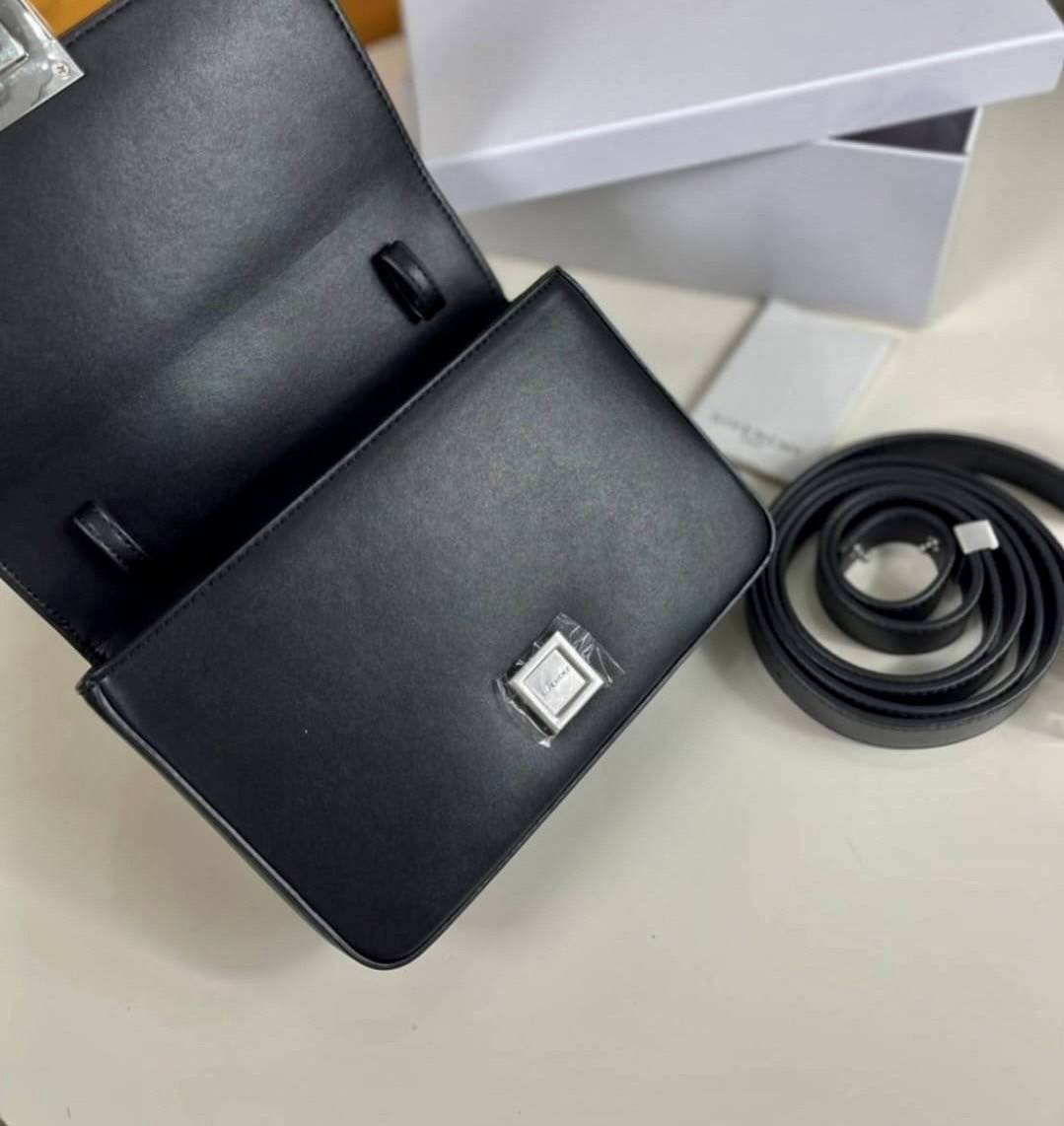 Givenchy Introducing 4G Medium Shoulder Bag วัสดุหนังแท้ อะไหล่สีเงิน ดีไซน์สวยงามทันสมัยรูปทรงสี่เหลี่ยมแบบคลาสสิก มาพร้อมสายหนังตีแบรนด์ Givenchy อันเป็นเอกลักษณ์เฉพาะของแบรนด์