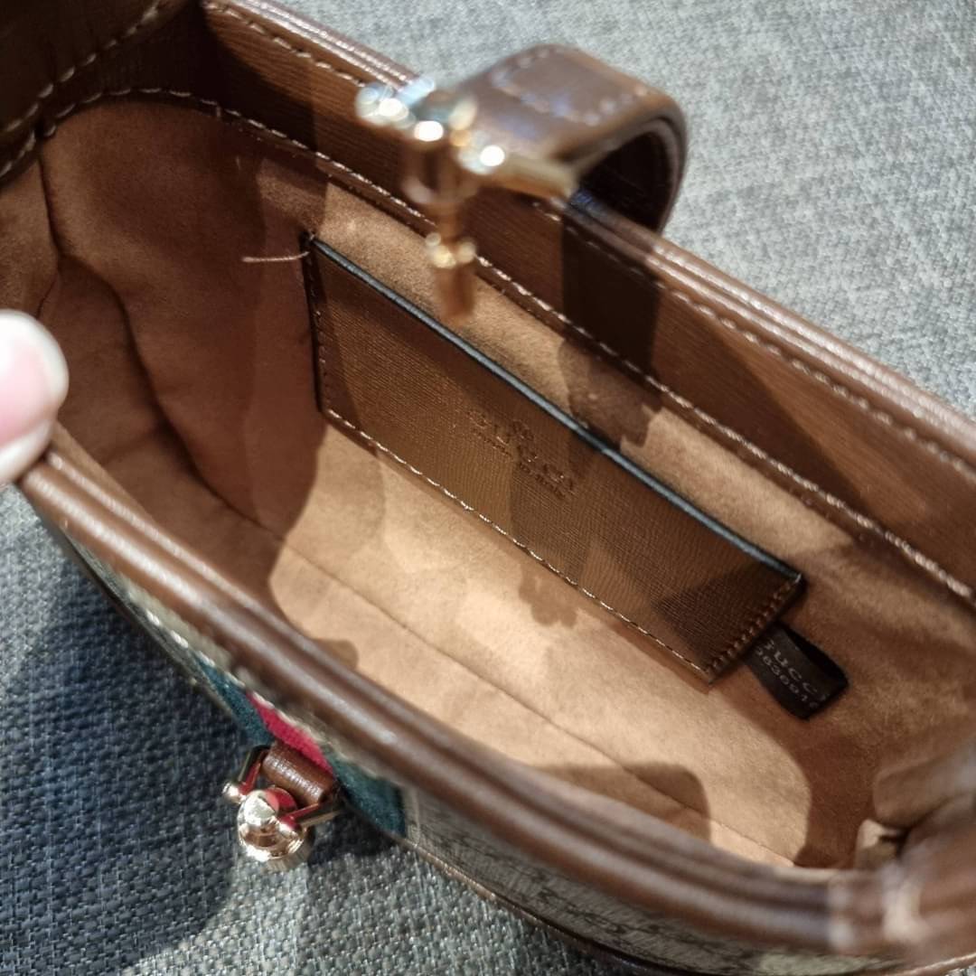 GUCCI Jackie 1961 Mini Hobo Bag GC MULTI BAG น้องคนสวย ใบเล็กแต่สุดว้าว กระเป๋าถือ/สะพายข้างวีไอพี พรีเมี้ยมกิ๊ฟที่จะทำให้หลงรักกันไปแบบสุดๆ น้องน่ารักมีดีเทลแฝงความหรูในตัว วัสดุหนังแคนวาสทนทาน อยู่ทรง ปากกระเป๋ามีตัวล็อค ภายในเป็นช่องโล่ง มีช่องใส่บัตรภ