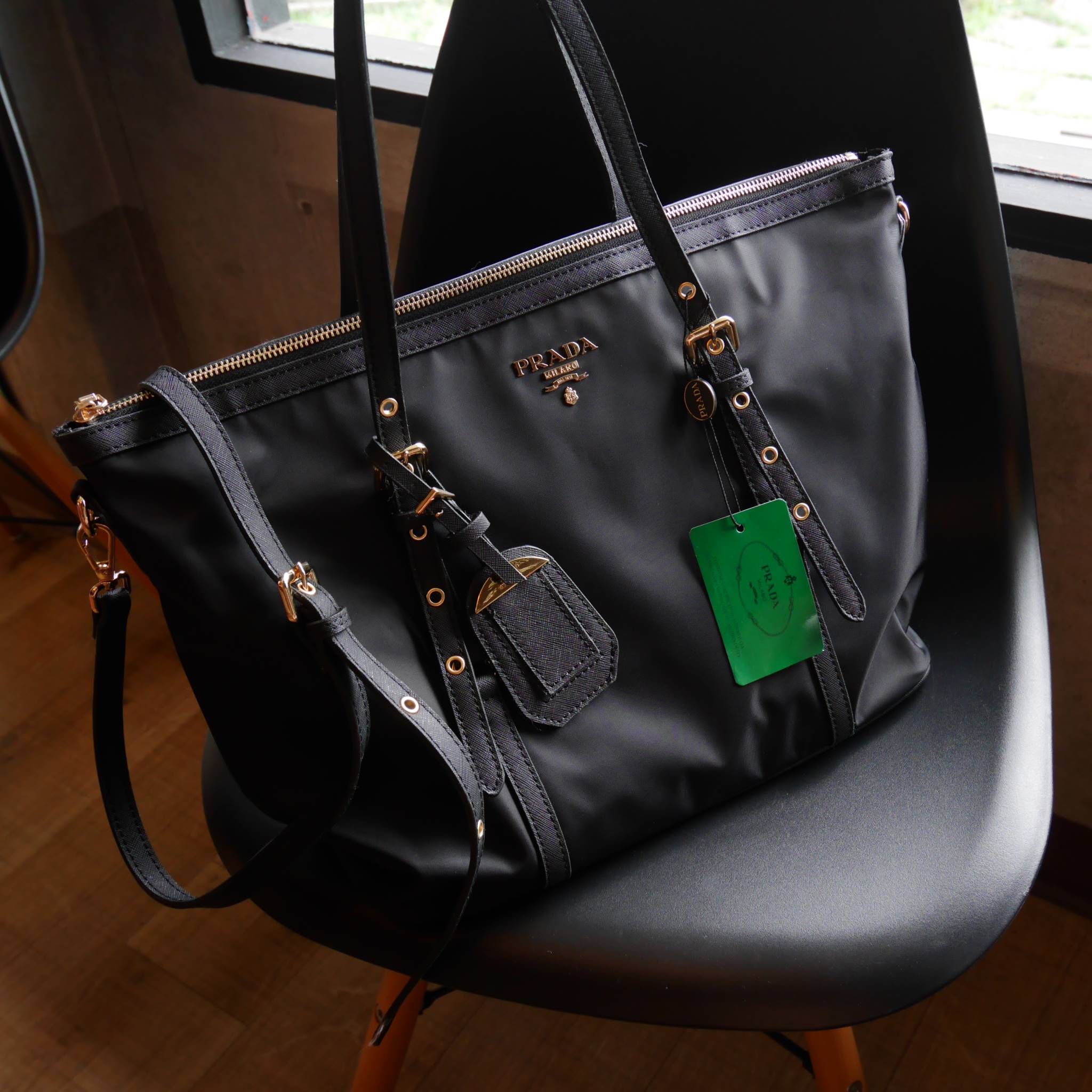 กรี้ดดด งานใบใหญ่ *ใส่ของจุใจ ก้มาน้าาา งานพรีเมี่ยมกิ้ฟ จากเคาเตอร์ต่างประเทศคะ จากแบรนด์ PRADA เป็น กระเป๋าผ้าไนล่อน ตามแบบฉบับของแบรนด์เลย หลงรักเลยคะ สะพายไหล่ได้ ถือก็สวยๆ ใช้แล้วสวยมากๆ ใส่ของได้เยอะเว่อร์ คุ้มราคา ห้ามพลาดเลยคะ!