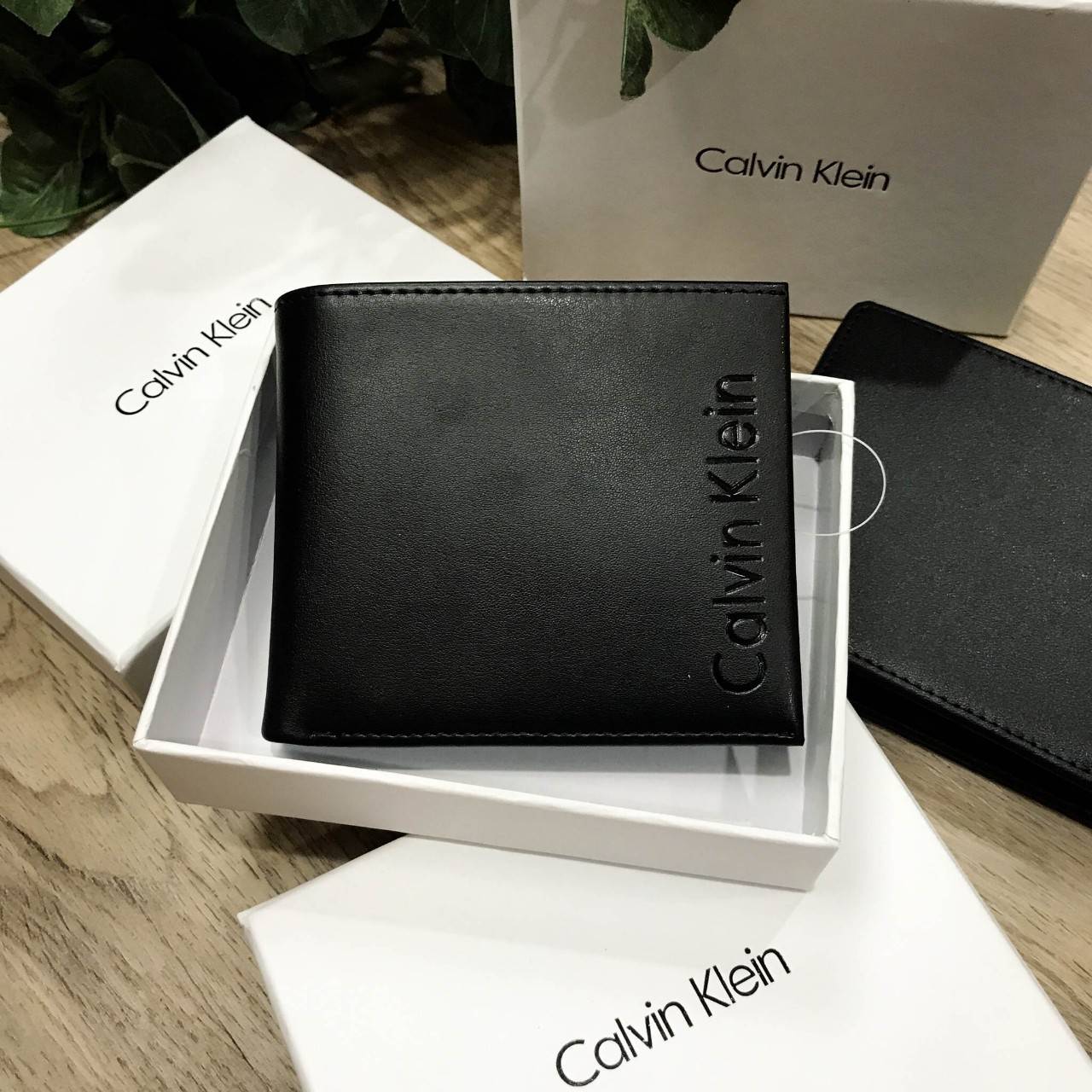 CALVIN KLEIN JEANS SHORT WALLET กระเป๋าสตางค์สั้นพับ 2 ตอน รุ่น Limited Edition หนังนิ่มสวย ด้านหน้าปั๊มแบรนด์ ขนาดกำลังดี พกพาสะดวก ภายในมีช่องใส่บัตร, ช่องใส่ธนบัตรแบงก์พัน แยกสองช่อง เป็นสัดส่วน มาพร้อมกล่องกระดาษแบรนด์มอบเป็นของขวัญ ก็เหมาะค่ะ