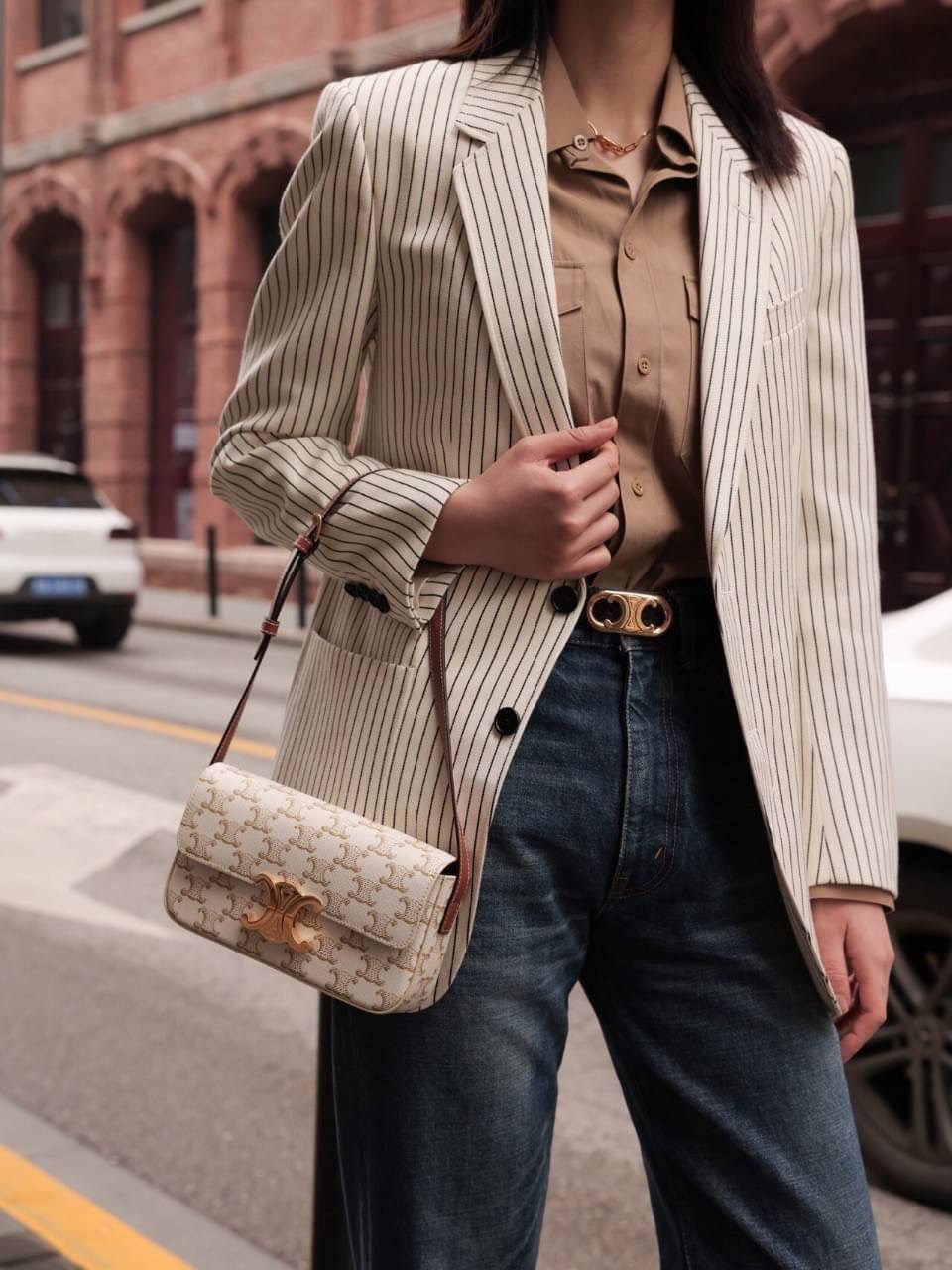 พร้อมส่งที่ไทยแล้วกับ CELINE TRIOMPHE SHOULDER BAG หนังทั้งใบลายสวยหรู ด้านในเปิดด้วยด้วยที่บีบโลโก้อะไหล่ทอง จุของได้กำลังดี ใส่โทรศัพท์ กระเป๋าสตางค์ใบสั้น ของจุกจิกได้ เหมาะกับสาวๆในวัน