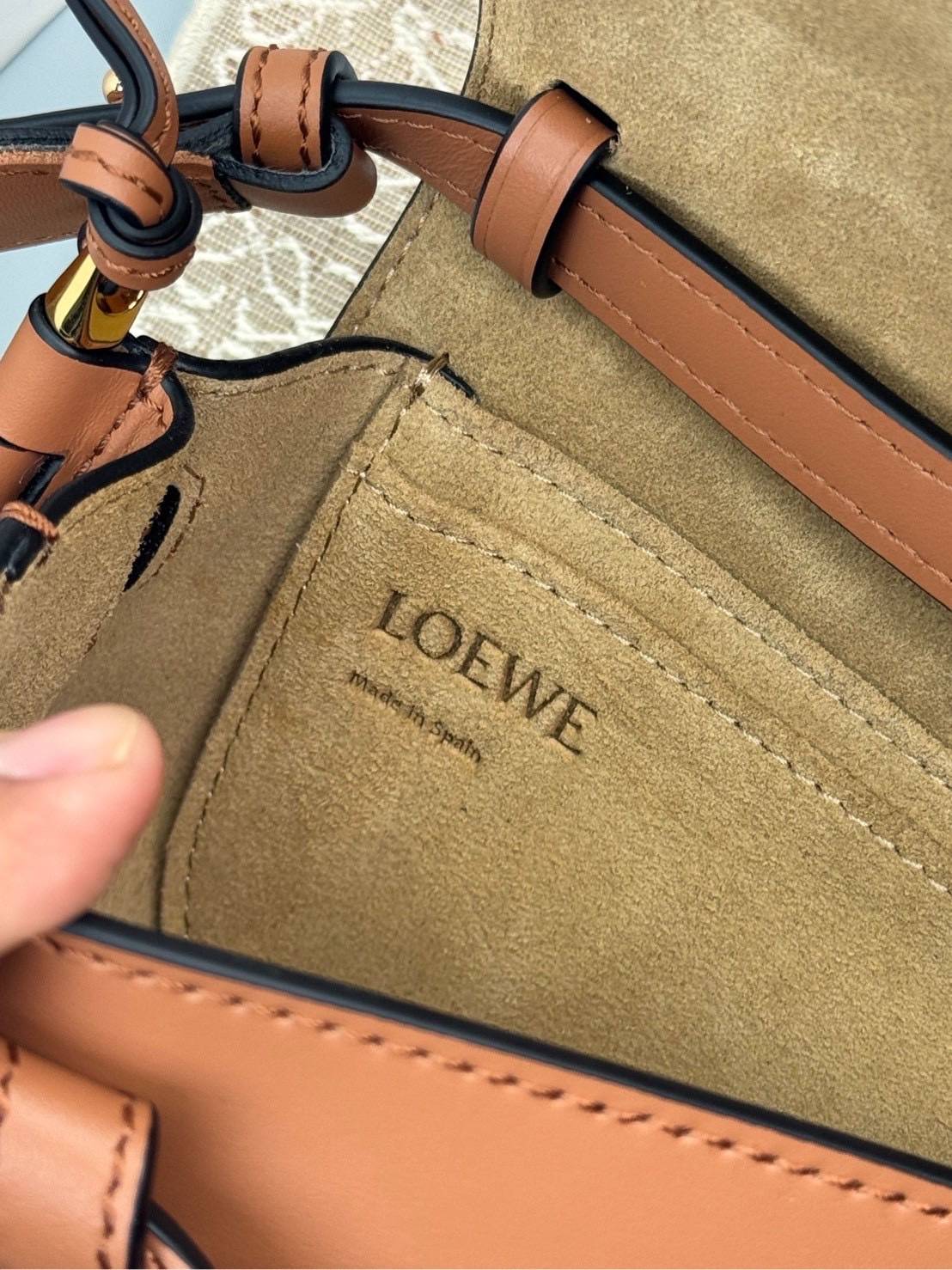 TOP ORI หนังแท้ | Loewe Mini Gate bag กระเป๋าสะพายทรงสวยไซส์มินิ ใช้ได้ทั้งหนุ่มๆและสาว คูลๆ สุดยอดแบรนด์ที่ดีไซน์เป็นเอกลักษณ์ โดดเด่น สวยหรู สไตล์คลาสสิค