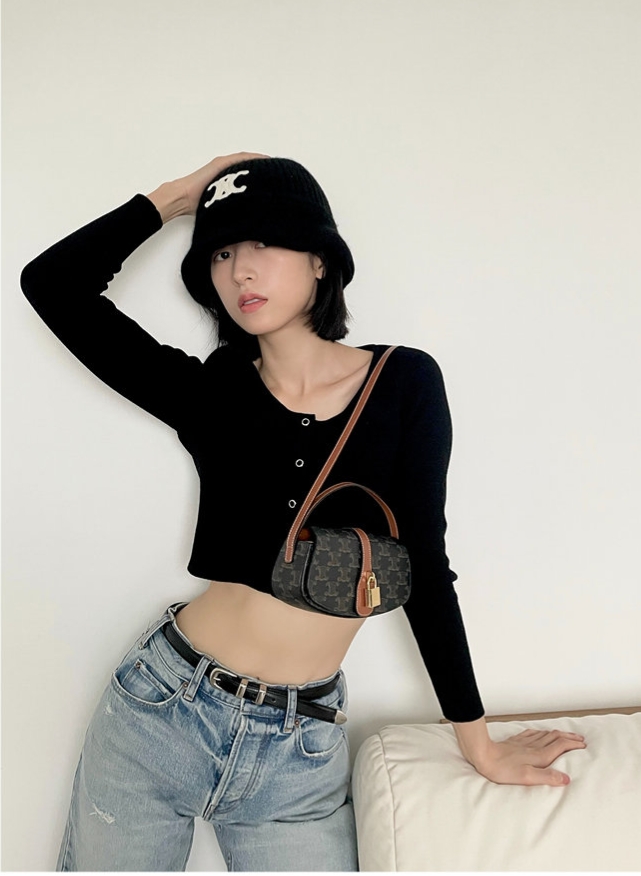 VIP 】CELINE TABOU CLUTCH BAG CELINE MINI CROSSBODY BAG (GWP) วัสดุ Triomphe Canvas หนังสวยอยู่ทรงกันน้ำได้ ขนาดกำลังน่ารัก การออกแบบที่เน้นความเรียบแต่หรู มาพร้อมสายสะพายสั้นและสายสะพายยาว สำหรับสะพายไหล่ สายปรับระดับสั้น-ยาวได้ (ถอดไม่ได้) โดดเด่นที่ด้าน