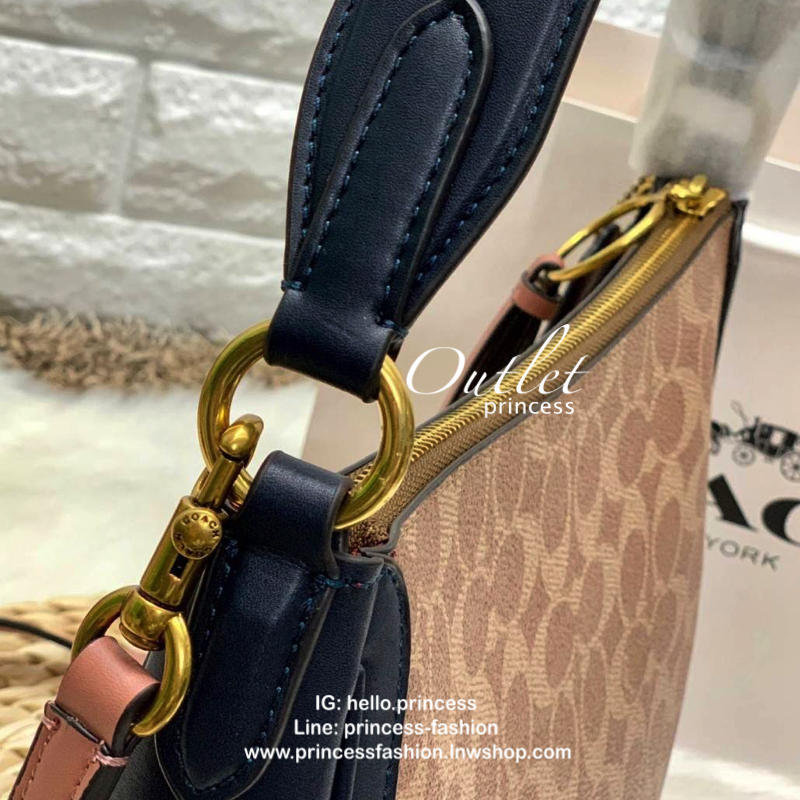 COACH SUTTON CROSSBODY IN SIGNATURE BAG กระเป๋าถือหรือสะพายไหล่ ทรงสวย วัสดุหนังแท้ เนื้อนิ่ม พร้อมพวงกุญแจหนัง เปิดปิดแบบซิป ภายในกว้าง ใส่ wallet ยาว และของใช้ได้เยอะ มีช่องเล็ก พร้อมสายสะพายยาวถอด ปรับได้ค่ะ Dont's miss!!