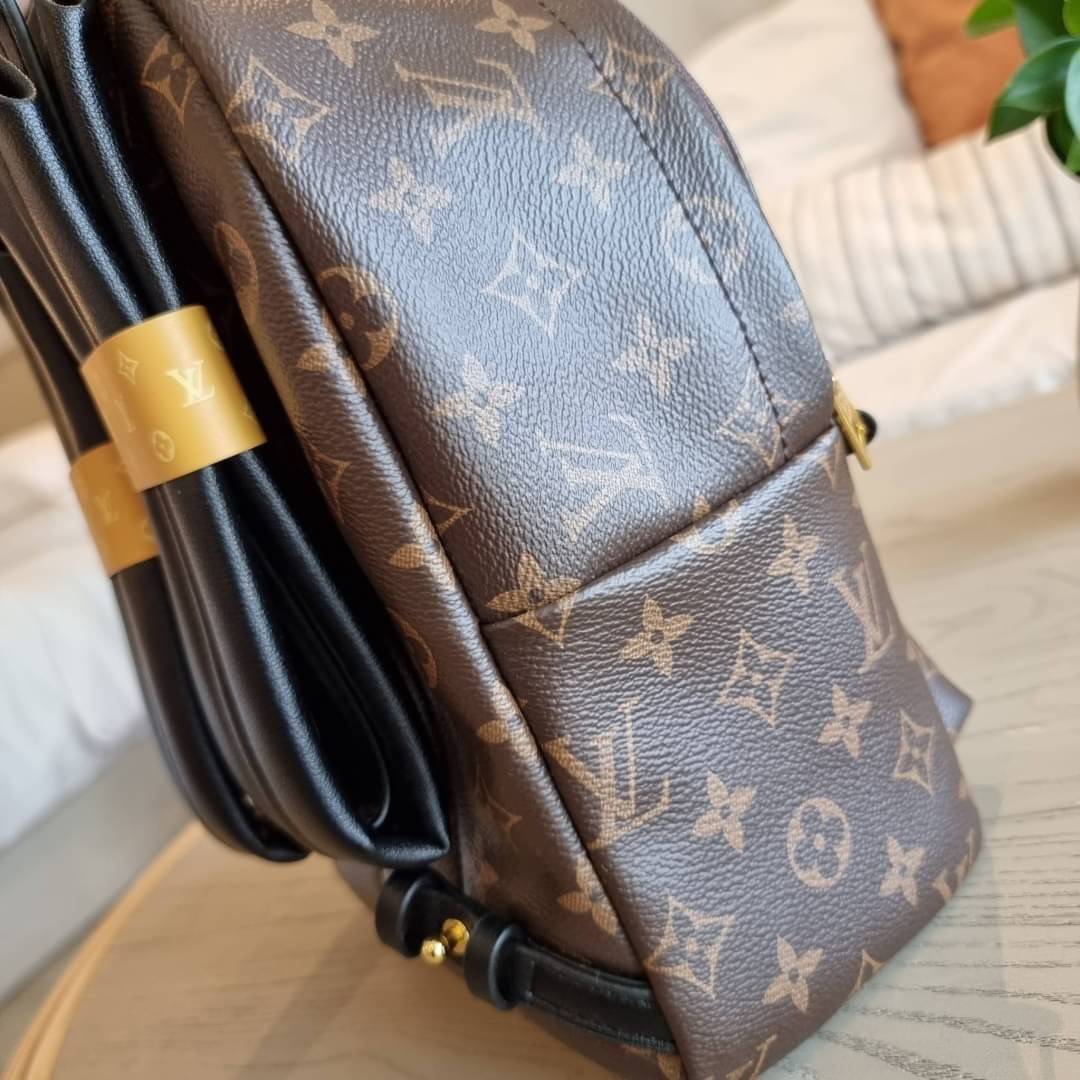 LV Backpack Size Small | สายสะพายเล็ก ถอดได้ LV palm springs New in!! เข้าแล้วกับไอเท็มยอดฮิต หรูหราพร้อม box set สุดสวย ที่สุดของความคุ้มค่า LV palm springs กระเป๋าแบ็คแพ็ค มาให้เลือก 2 ไซส์ ขายดี วัสดุหนังแคนวาสคุณภาพดี มีช่องซิปแบ่งสัดส่วน ใบเล็กสายวะพ