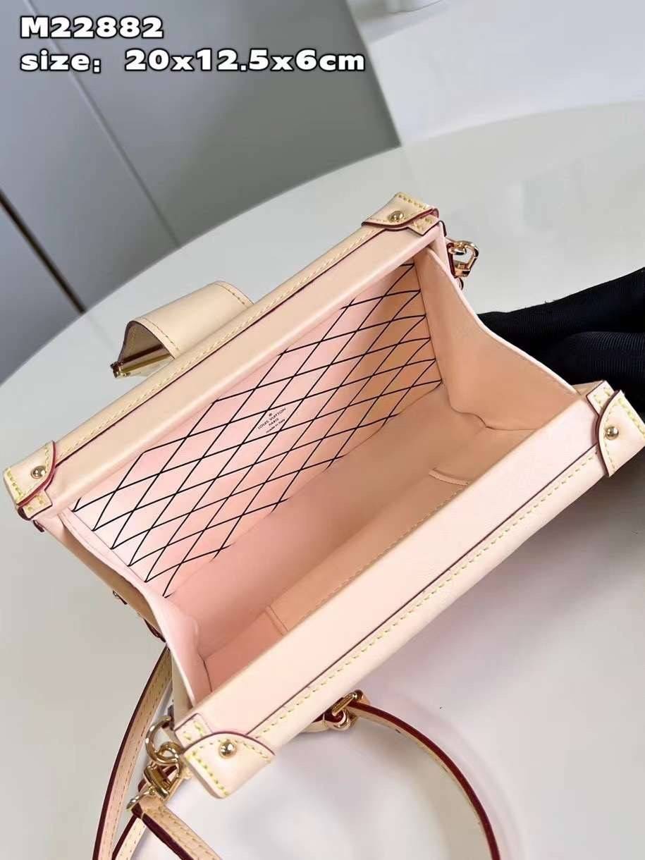LV Petite Malle handbag soft beige color with golden reflections เกรดท็อปออริจินอล มีความละเอียดของเนื้องานมากที่สุด ปราณีตตรงปกทุกใบ ใช้สลับของแท้ได้ ใช้งานต่างประเทศได้ เข้าออกผ่านทุก ตม. สุดยอดเดอะเบสท์ไอเท็ม สวยหรู ผู้ดี หรูหรา ดูแพงมาแต่ไกล