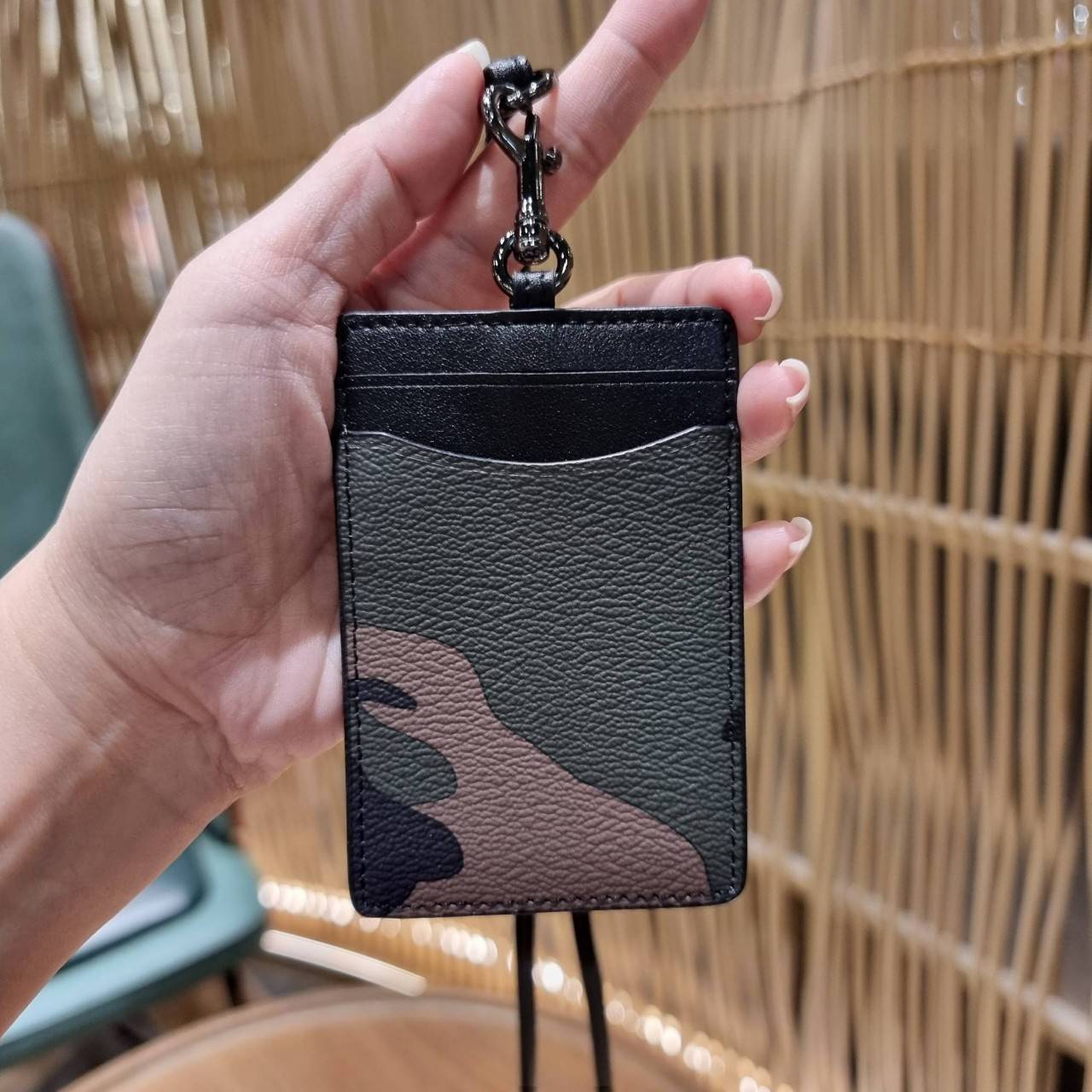 COACH C3305 ID LANYARD IN COLORBLOCK SIGNATURE CANVAS ง่ายๆแบบไม่ธรรมดา!! คลาสสิคแต่มีดีเทลโดดเด่น!! กระเป๋าถนอมบัตร พร้อมสายคล้องคอ ดีไซน์ลวดลายสวย ดูดีทุกแบบ ใช้งานง่าย พกพาสะดวก จะใส่บัตรพนักงาน บัตรเครดิต บัตรปชช. ใบขับขี่ และบัตรอื่นๆที่อยากจะใส่!! ต