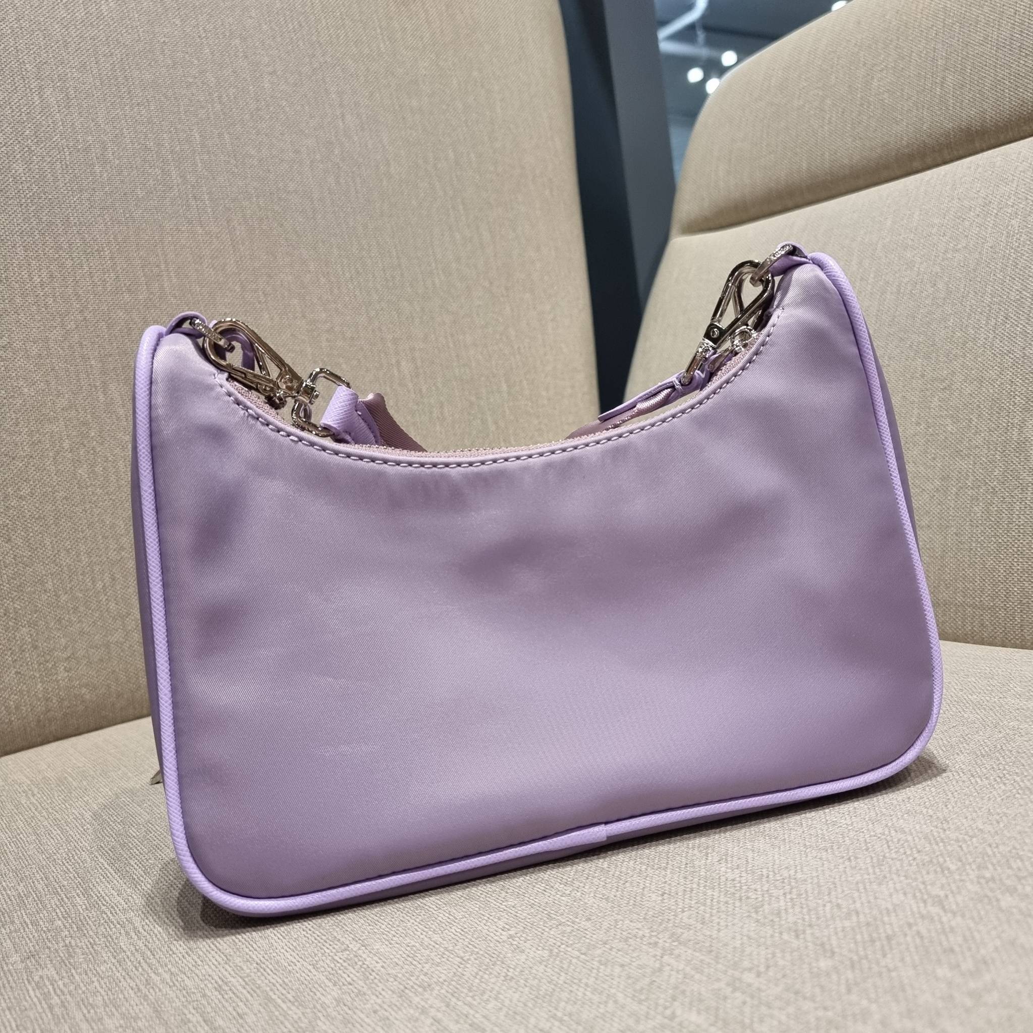 VIP 🥂 PRADA RE-EDITION 2005 RE-NYLON SHOULDER BAG ไอเท็มสุดปัง ที่ฮิตตลอดกาลไม่ว่าจะปีไหนๆ จัดให้ครบทั้งสีขายดีและสีใหม่ล่าสุด ที่สายคุณหนูห้ามพลาด!! กับกระเป๋าสะพายทรงคลาสสิค เหมาะเป็น everyday bag มากๆ วัสดุผ้าไนล่อนคุณภาพ พร้อมใบลูก ไว้ใส่เหรีย