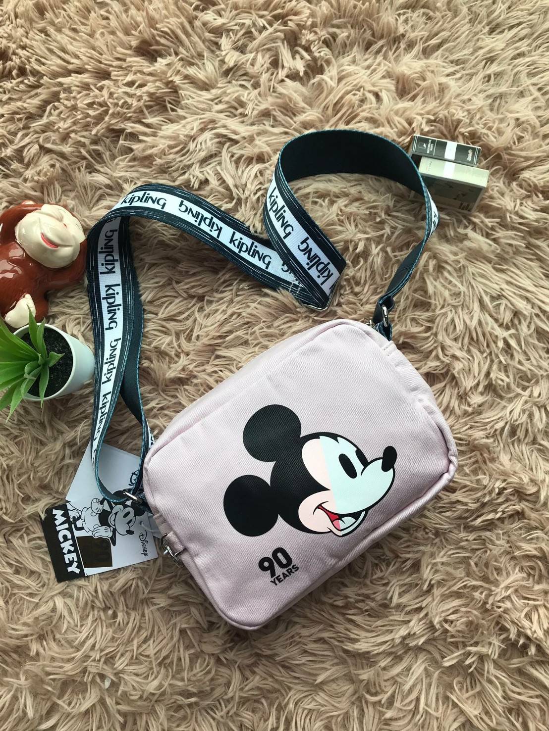 Disney's Mickey&Jungle Book Veni Crossbody Bag รุ่นLimited Edition ทรงสะพายข้าง ขนาดกำลังดี วัสดุpolester100% ดีเทลด้านหน้าลายการ์ตูนของวอลด์ดิสนีย์ เปิดปิดด้วยซิปเดียวด้านบน ภายในกว้าง มีช่องซิปและที่ห้อยพวงกุญแจ ฐานกว้างจุของได้เยอะสามารถสะพายได้ทั