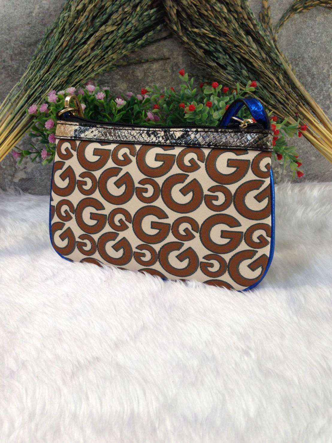 Guess clutch bag กระเป๋าคลัชถือ มาพร้อมสายสะพาย น้ำหนักเบา สีสันสวยงาม แต่งแคนวาสด้วยอักษรG สลับหนังลาย โลโก้โลหะสลักบนหนัง สามารถใส่ iPhone 8+ ได้ สวยหรู น่าใช้มากค่า