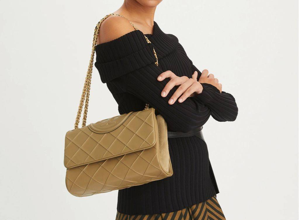 TORY BURCH FLEMING SOFT CONVERTIBLE SHOULDER BAG รุ่นหายาก กับดีไซน์ใหม่ล่าสุด มาพร้อมเสิร์ฟความสวยถึงบ้านไปเลย กับกระเป๋าสะพายไหล่ขนาดกำลังสวย หนังแท้นิ่มเต็มใบ สัมผัสสบายมือ