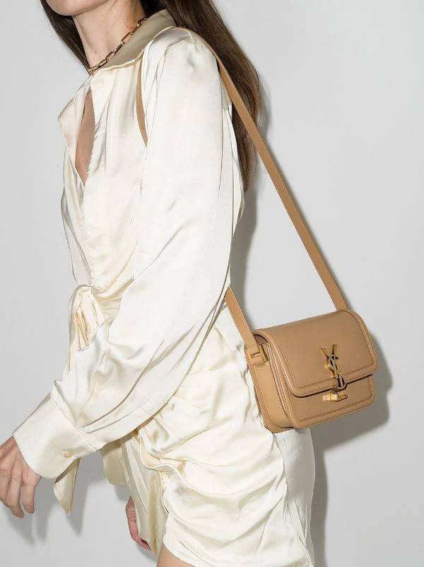 YSL SOLFERINO SATCHEL LEATHER / Yves Saint laurent crossbody bag กระเป๋าสะพายข้าง โลโก้โดดเด่น ดีเทลดูแพงด้วยตัวล็อค ใช้งานง่าย แน่นหนา วัสดุหนังแท้เต็มใบ ภายในเป็นช่องโล่ง ใส่ของสำคัญได้เลยสบายๆ สายสะพายครอส ปรับใช้ได้ตามตัว ใบจริงสวยคม ราคาสุดคุ้มพร้อม 