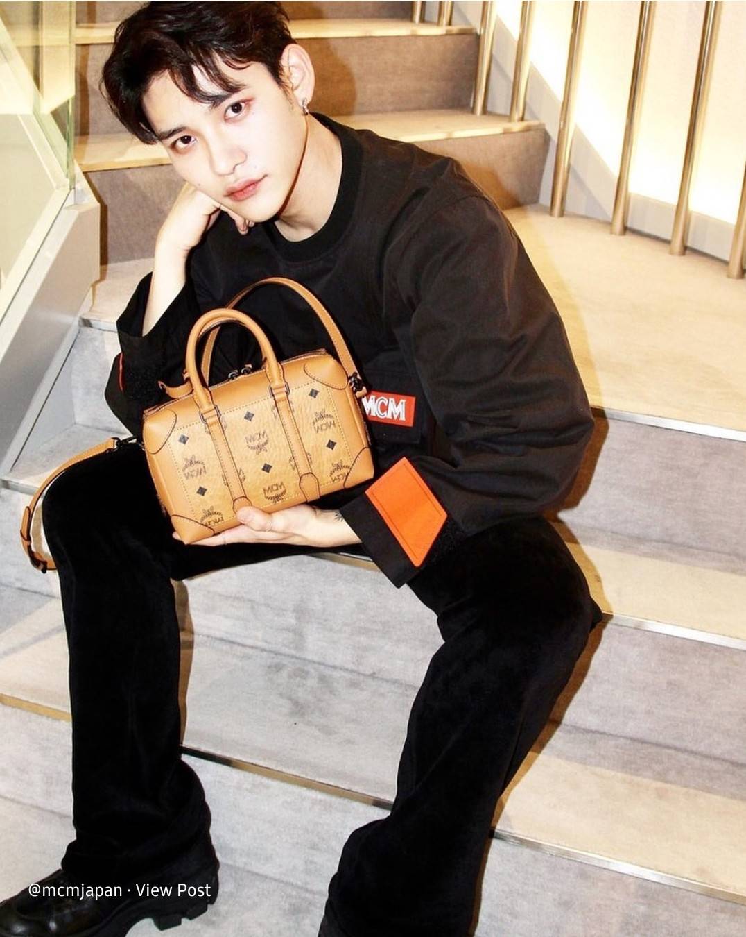 M.C.M SMALL E/W SOFT BERLIN CROSSBODY IN VISETOS ไอเท็มใหม่ในดีไซน์ทรงกระเป๋าเดินทางแบบคลาสสิค ย่อส่วนมาให้ใช้งานได้แบบสบายๆ พกพาสะดวก แมทช์ได้ทุกสไตล์ ใช้ได้แบบ unisex ใช้งานง่ายด้วยหูจับในตัว และซิปหลัก อะไหล่สีดำดูมีมิติตัดกับสีน้ำตาลคอนยัคได้เป็นอย่าง