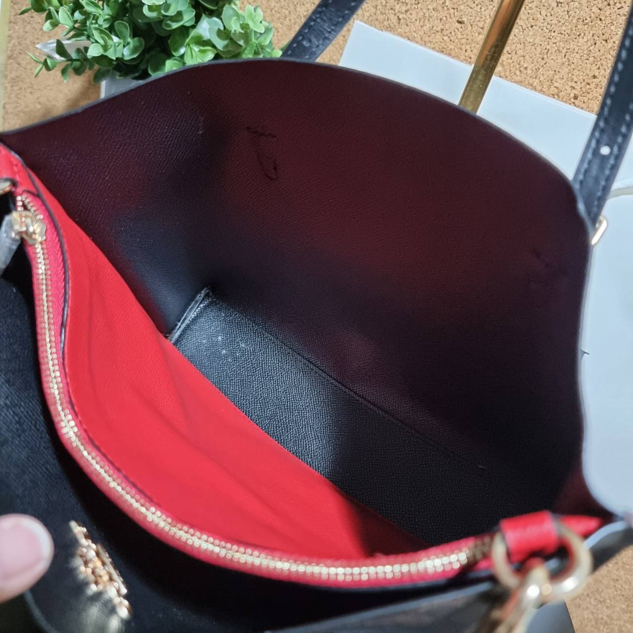 COACH C4250 MOLLIE TOTE 25 IN SIGNATURE CANVAS น้องมาแล้วจ้าาา ใหม่ล่าสุด กระเป๋าโท้ทไซส์เล็กที่สาวๆตามหา ดีไซน์คลาสสิคเหมือนเดิม เพิ่มเติมคือสะดวกขึ้นเยอะ!! ย่อส่วนมาจากใบใหญ่เป๊ะๆ น่ารักน่าใช้มากๆ วัสดุหนังแคนวาสเคลือบลาย ภายในโล่งกว้าง มีช่องซิปกลางใส่