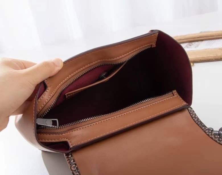 COACH COURIER CARRYALL 23 IN COLORBLOCK SIGNATURE CANVAS พร้อมส่ง 7 แบบ พร้อมส่ง ลุคดูไฮสุดๆค่ะ! กระเป๋าสะพายหนังหรูหราและคลาสสิค หนังแท้ชั้นดีที่สุด น้ำหนักเบา หนังสวยมากก สัมผัสแล้วหลงรักแน่นอนจ้าา😘