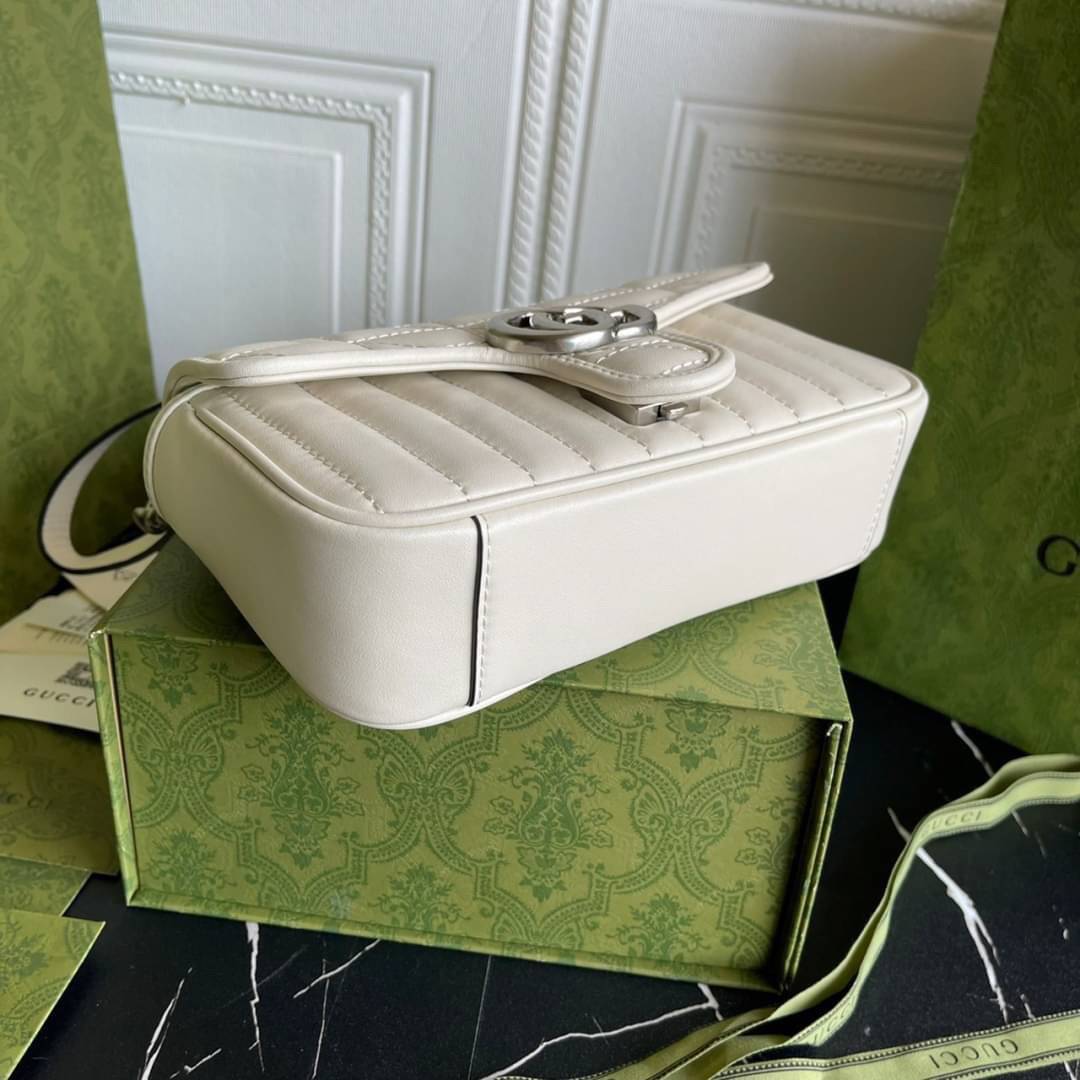 หนังแท้ GUCCI GG Marmont leather shoulder bag แบบใหม่ล่าสุด ราคานี้หนังแท้คือคุ้มมากเลยค่าสาวๆ ต้องจัดแล้วน้าา ยกระดับความหรูให้กับตัวเองกันหน่อย ด้วยกระเป๋ารุ่นนี้!! ครอสบอดี้ที่ดีไซน์หรู อัพเลเวล ในราคาที่จับต้องได้ พร้อมเสิร์ฟความสวยตรงถึงบ้านแล้วจ้า