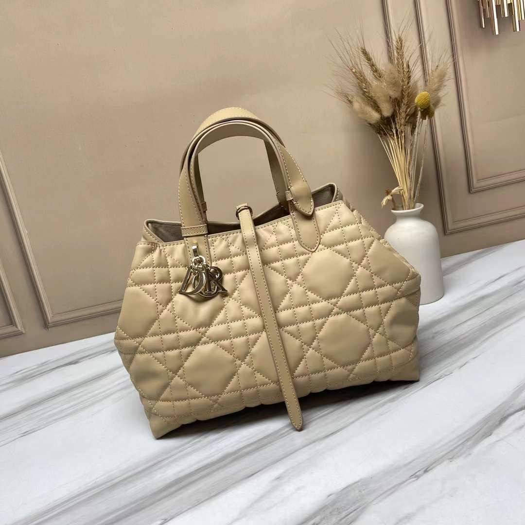 MEDIUM 30cm DIOR TOUJOURS BAG Macrocannage Calfskin / DIOR Tote Bag ออริ 1:1 พร้อมส่ง 5 สี กระเป๋าสะพายทรงโท้ท จุของได้เต็มที่ รูปทรงคลาสสิค หนังสวย หรูหราเกินราคา