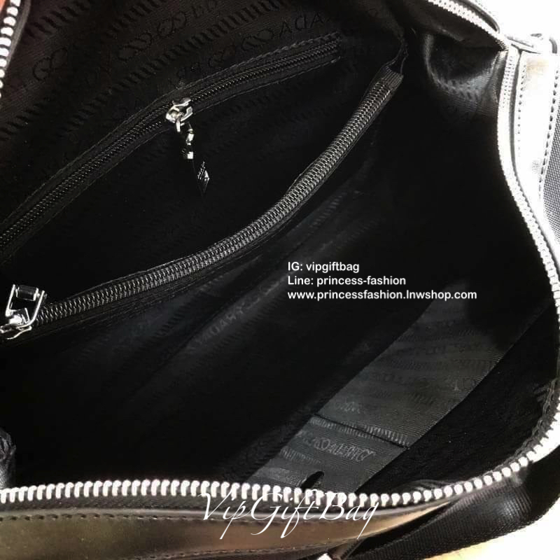PRADA NYLON TRAVEL BAG GIFT WITH PURCHASE GWP Limited edition พรีเมี่ยมกิ้ฟจากเคาน์เตอร์แบรนด์ต่างประเทศวัสดุ Nylon เนื้อหนาคุณภาพดีตามแบบฉบับแบรนด์ ด้านหน้าประดับโลโก้หรู ด้านข้างมีสายรัดแบบเข็มขัดปรับได้2ทรง ด้านหลังมีช่องซิป หูจับหนังแข็งแรงพับลงได้ พร