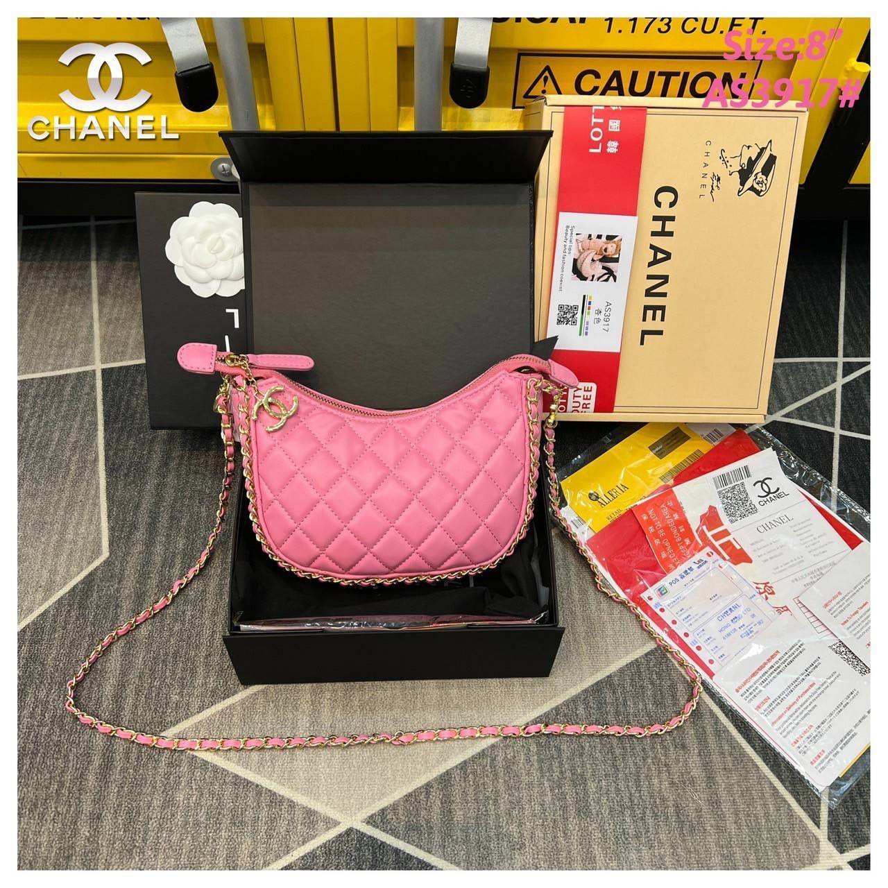 Chanel Pouch Hot item 2023 กระเป๋าสะพายกึ่งพอช ใบเล็กน่ารักน่าใช้ ถือไปไหนก็อัพลุคปัง วัสดุหนังแกะ สัมผัสนิ่มมือ หูจับในตัว ปรับได้อีกเล็กน้อย มาพร้อมสายสะพายโซ่ ความยาวกำลังดี