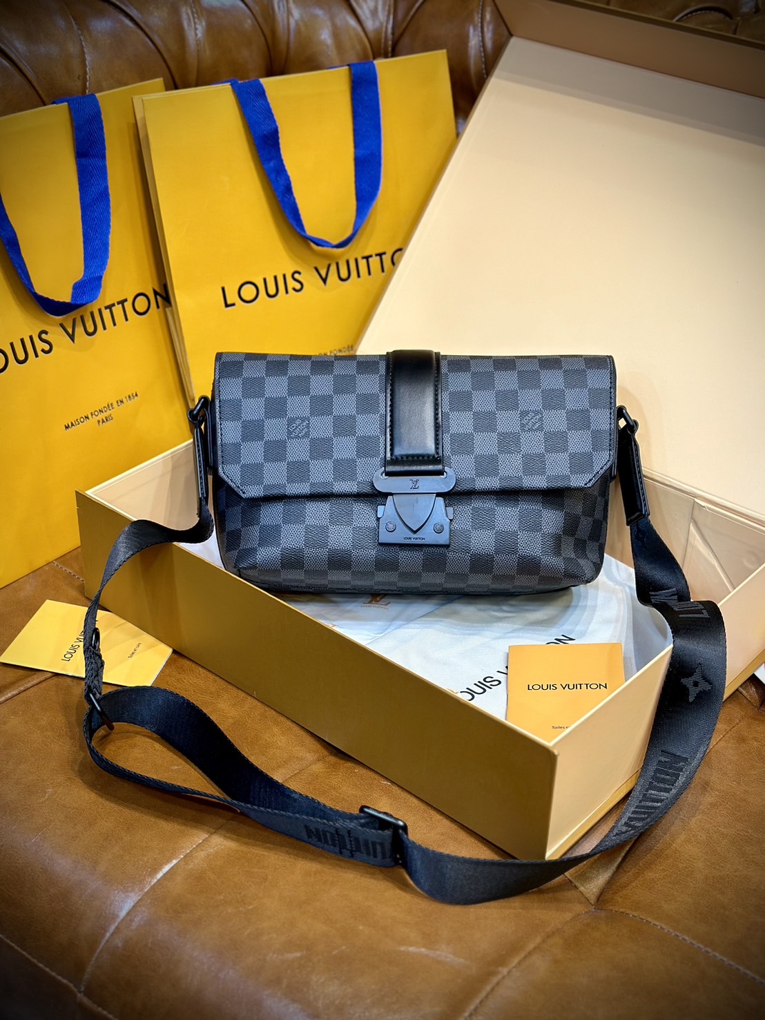 พร้อมส่ง 3 สี LV S-Cape Messenger Monogram Eclipse / LV Messenger Bag กระเป๋าทรงแมสเซ็นเจอร์ แบบคลาสสิกสวยงามเป็นเอกลักษณ์ เกรดออริ