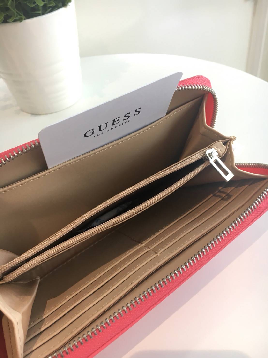 New Arrival!! ~~ Guess wallet กระเป๋าสตางค์หนังใบยาว ซิปรอบ ด้านหน้าประดับด้วยโลโก้แบรนด์โลหะ เปิด-ปิดด้วยซิป แบ่งออกเป็น 2 ช่องใหญ่ สามารถใส่บัตรได้มากกว่า 6 ใบ ใส่ธนบัตรได้มากกว่า 2 ช่อง มีช่องใส่เหรียญและใส่มือถือได้ สวยหรู ต้องมีครอบครองไว้สักใบจริงๆค