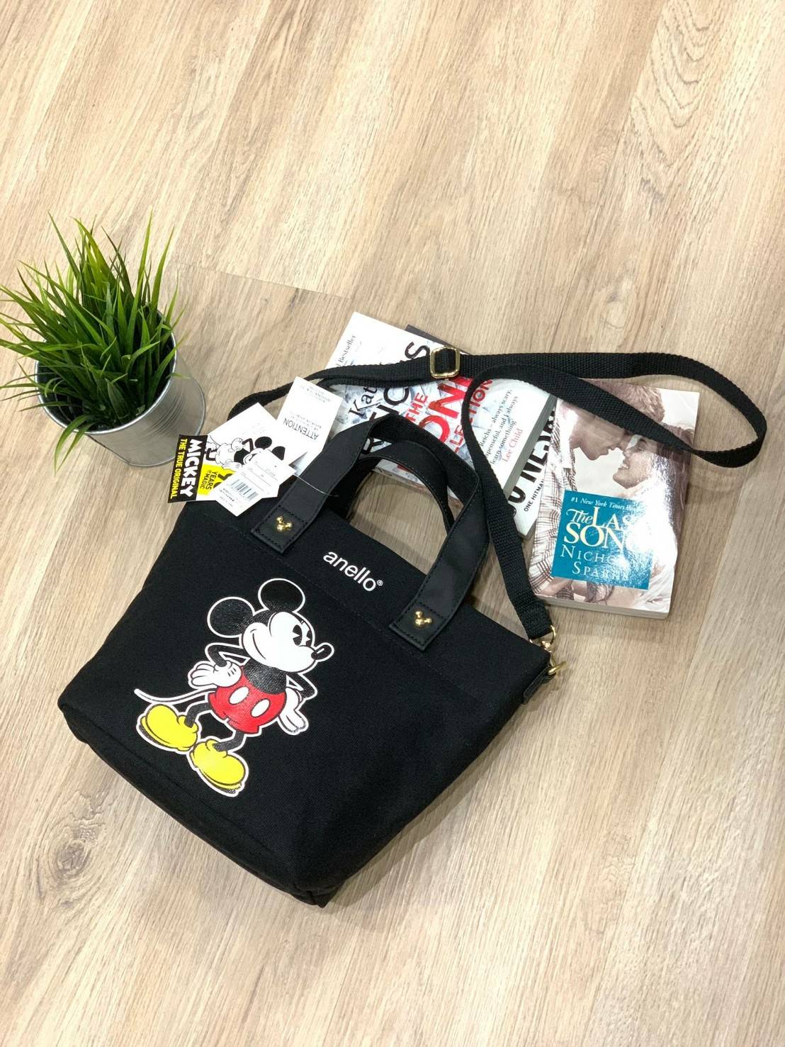 ANELLO MICKEY LIMITED EDITION MEDIUM DT-G004 เอาใจวัยรุ่นกับอีกหนึ่งคอลเลคชั่นน่าสะสมจากมิกกี้ เมาส์และมินนี่ เมาส์ ที่วาดลวดลายของตัวการ์ตูนยอดฮิตลงบนกระเป๋าให้เป็นซิกเนเจอร์กับรูปแบบทรง medium tote ขนาดกลางกำลังดี อีกทั้งยังเลือกใช้วัสดุอย่างผ้า Canvas 