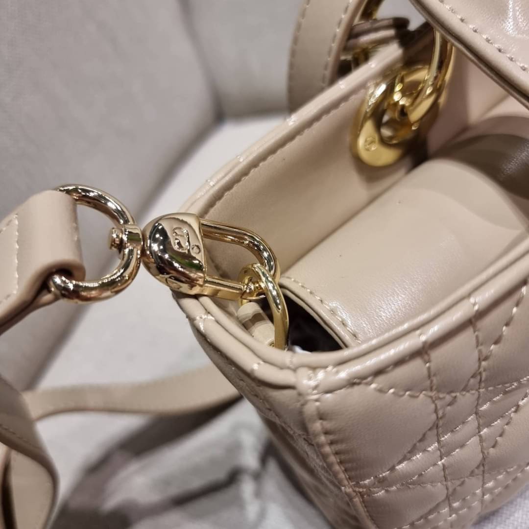 Medium Lady D-Joy Bag Cannage Lambskin / CD LADY D-JOY BAG ดีไซน์ใหม่ อัพเลเวลความหรู กับกระเป๋าสะพายข้างที่รอบนี้ดีไซน์รูปทรงโฉมใหม่ ใช้งานง่ายขึ้น