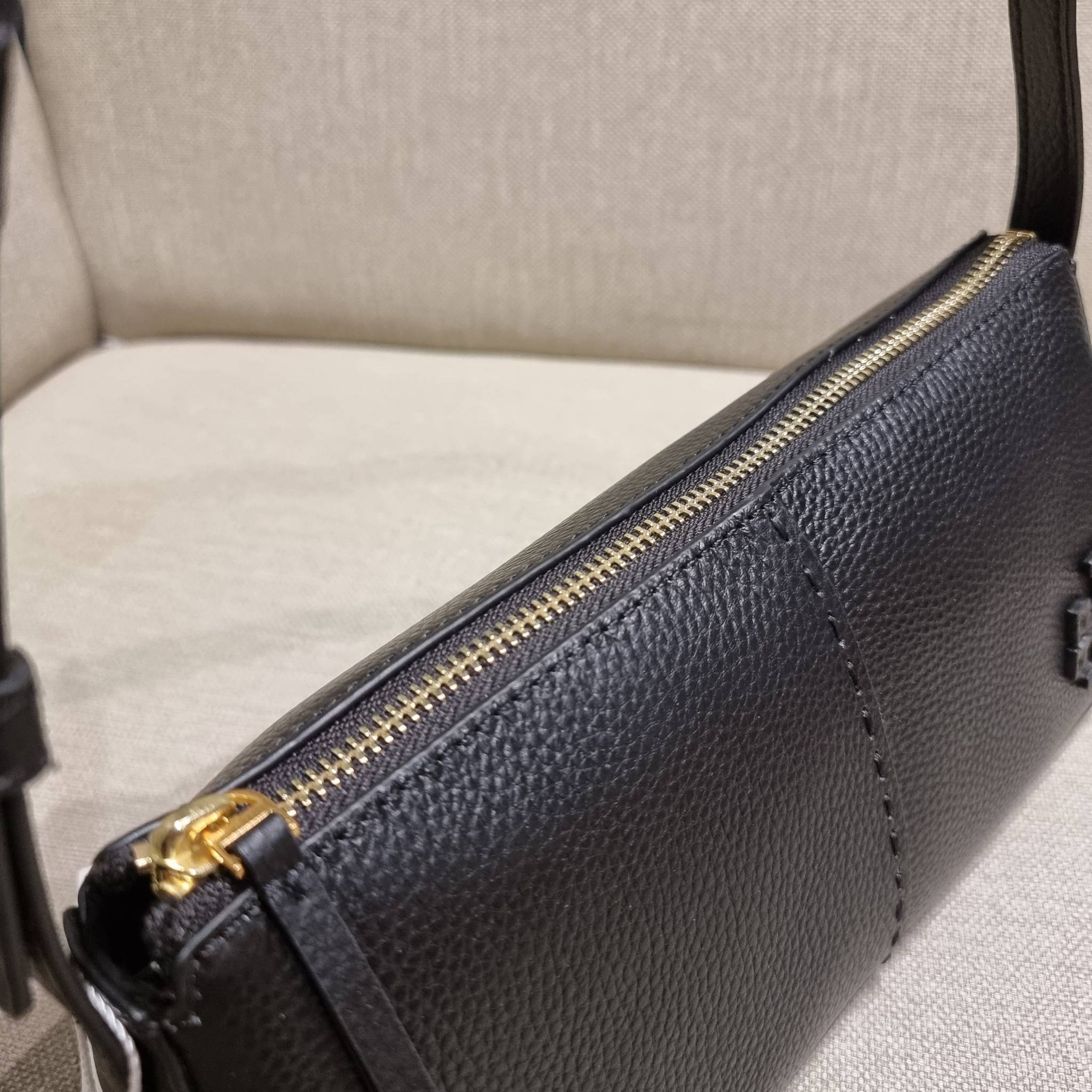 TORY BURCH MCGRAW WEDGE กระเป๋าสะพายไหล่ ทรงสวยไม่ซ้ำ ไม่เกร่อ!! สะดวกใช้งาน ดีไซน์เรียบแต่แฝงความหรู และคลาสสิคในตัว วัสดุหนังลูกวัว สัมผัสดี สวยคม เปิด-ปิดด้วยซิป ภายในเป็นช่องโล่ง มีช่องย่อยเก็บบัตร มาพร้อมสายสะพายในตัว ปรับได้อีกเล็กน้อย ไอเท็มนี้เหมา