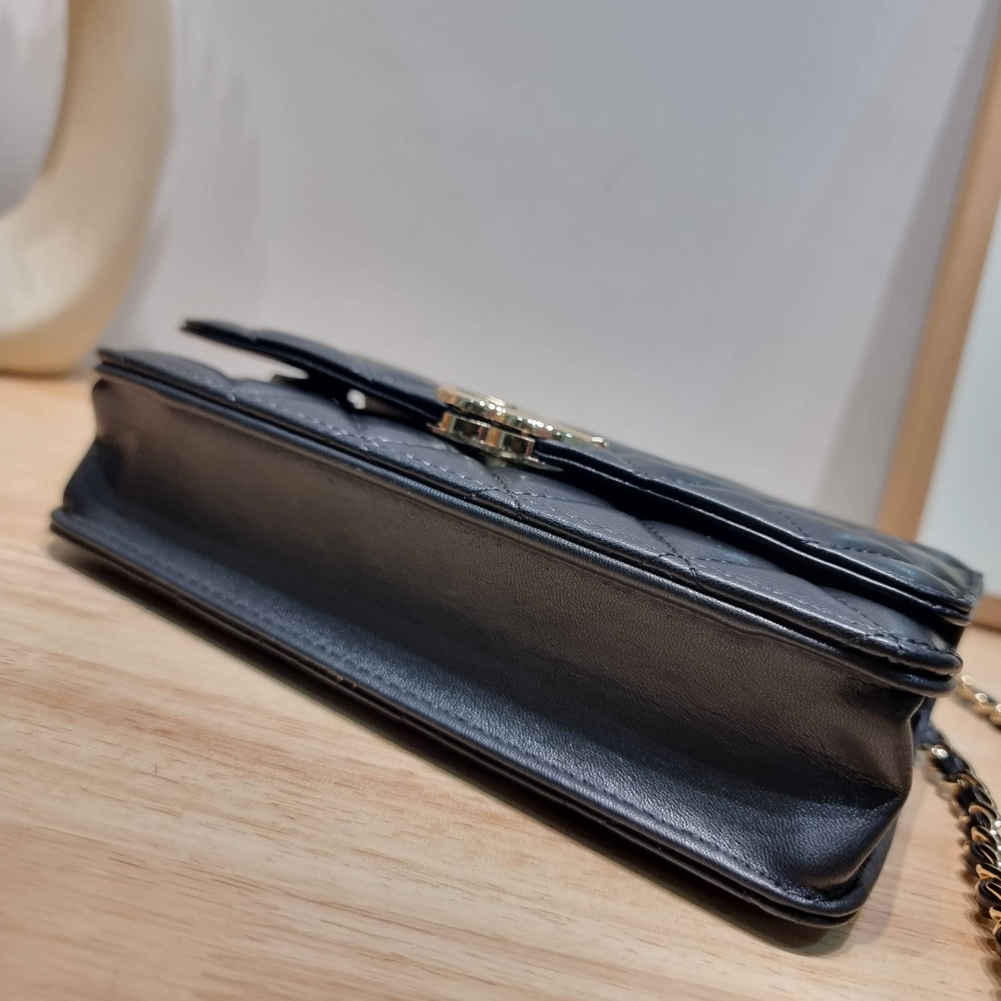 CHANEL woc with top handle black / CHANEL WALLET ON CHAIN กระเป๋าสะพายข้างไซส์กำลังดี สวยหรู ดีไซน์คลาสสิคผสานกิมมิคประจำแบรนด์ ทำให้ไอเท็มนี้เพิ่มมูลค่าขึ้นไปอีก สร้างสรรค์ตัวกระเป๋าด้วยหนังแกะ สัมผัสสบายมือ ใช้งานสะดวกด้วยกระดุมแม่เหล็ก ภายในกระเป๋าแบ่ง