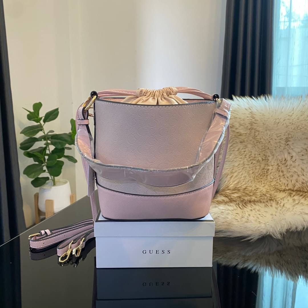 Guess Agata Bucket Handbag กระเป๋ารุ่นใหม่ล่าสุดทรงถังสุดน่ารัก พิมพ์ลายรอบใบ วัสดุ Saffiano PU คุณภาพดี นิ่ม น้ำหนักเบา ด้านหน้าประดับด้วยโลโก้แบรนด์สวยโดดเด่น เปิด-ปิดด้วยเชือกหนังใช้หูรูดปลายเชือกประดับอะไหล่ทองสะดวกใช้ ด้านในโล่งกว้างมีช่องเล็กสำหรับใ