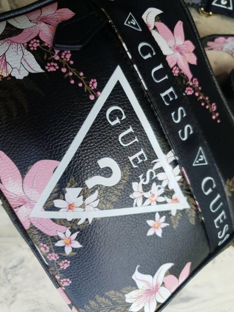 GUESS Factory Women's Gesabel Gym Crossbody กระเป๋าสะพายทรงน่ารัก จาก GUESS วัสดุหนัง pu หนังนิ่มสวย ตั้งอยู่ทรงขนาดกำลังดี น้ำหนักเบา ด้านหน้าปั้มโลโก้แบรนด์ อะไหล่ทอง เปิดปิดด้วยซิปสะดวกใช้ ด้านหน้ามีช่องซิป 1 ช่องใช้งานได้จริง ภาในมีช่องซิป และช่อ