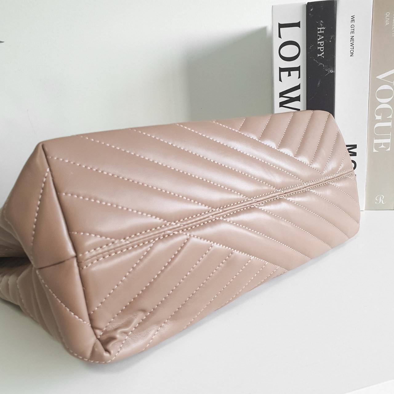 Tory Burch Kira chevron tote bag กระเป๋าทรง Tote สุดหรู ใบใหญ่ จุของได้เพียบ! วัสดุหนังแท้(Geniune Leather) หนังนิ่ม นุ่มมือมากกก มาพร้อมสายสะพายไหล่ต่อโซ่สลับหนัง อะไหล่ทองทั้งใบ ด้านข้างมีกระเป๋าเพิ่มทรงได้ ด้านในเปิดปิดด้วยกระดุมแม่เหล็ก มีช่องแบ่งใส่ข