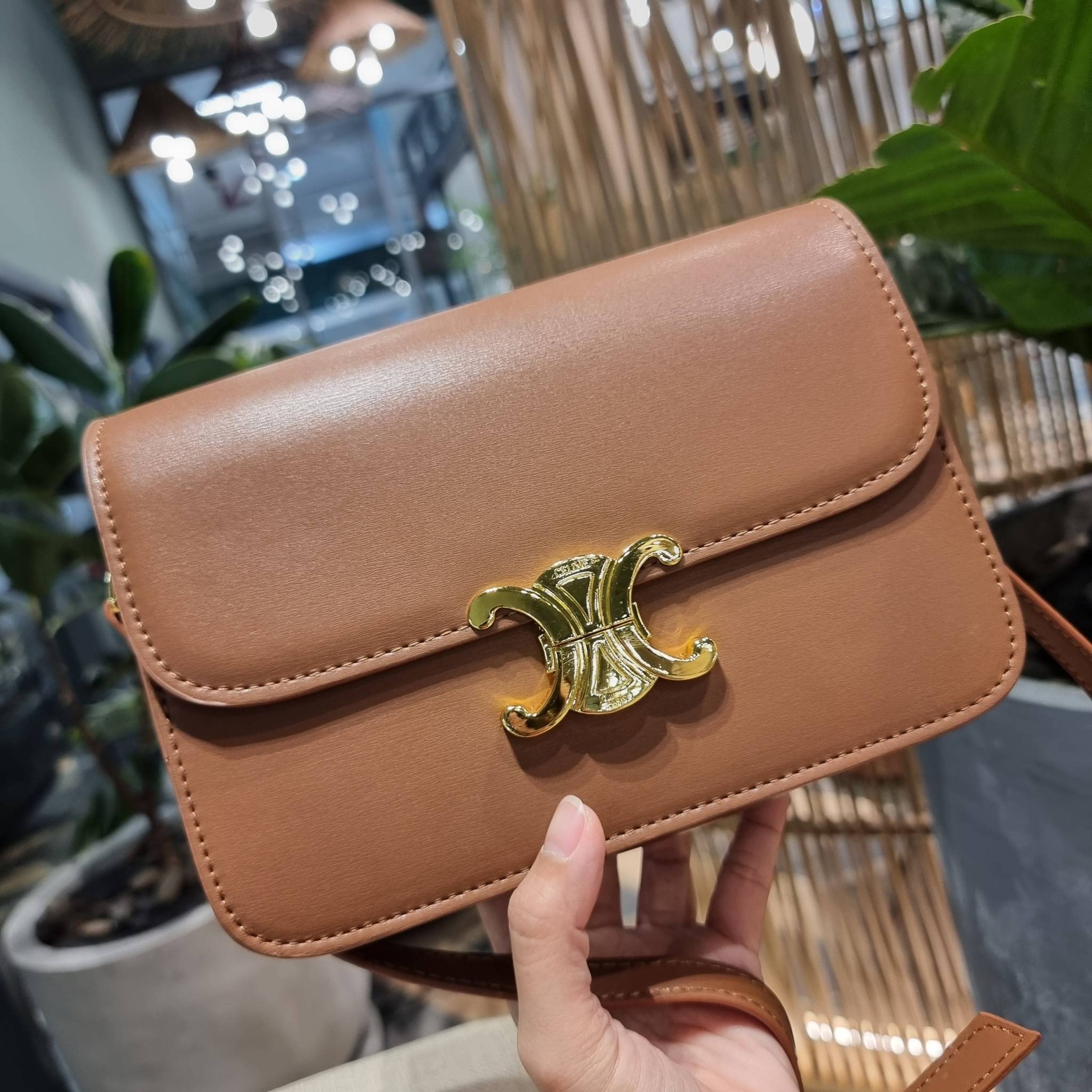 VIP 🥂 CELINE CLASSIQUE TRIOMPHE BAG IN SHINY CALFSKIN ไอเท็มสุดคลาสสิค ที่ขาดไม่ได้ กระเป๋าสะพายทรงสวยคลาสสิค แฝงความผู้ดี ที่ใช้ได้ทั้งชายหญิง วัสดุหนังแท้ เปิด-ปิดด้วยตัวกดล็อค สะดวกใช้มาก ภายในเป็นช่องโล่ง เก็บของได้เป็นสัดส่วน และยังมีช่องซิปใ