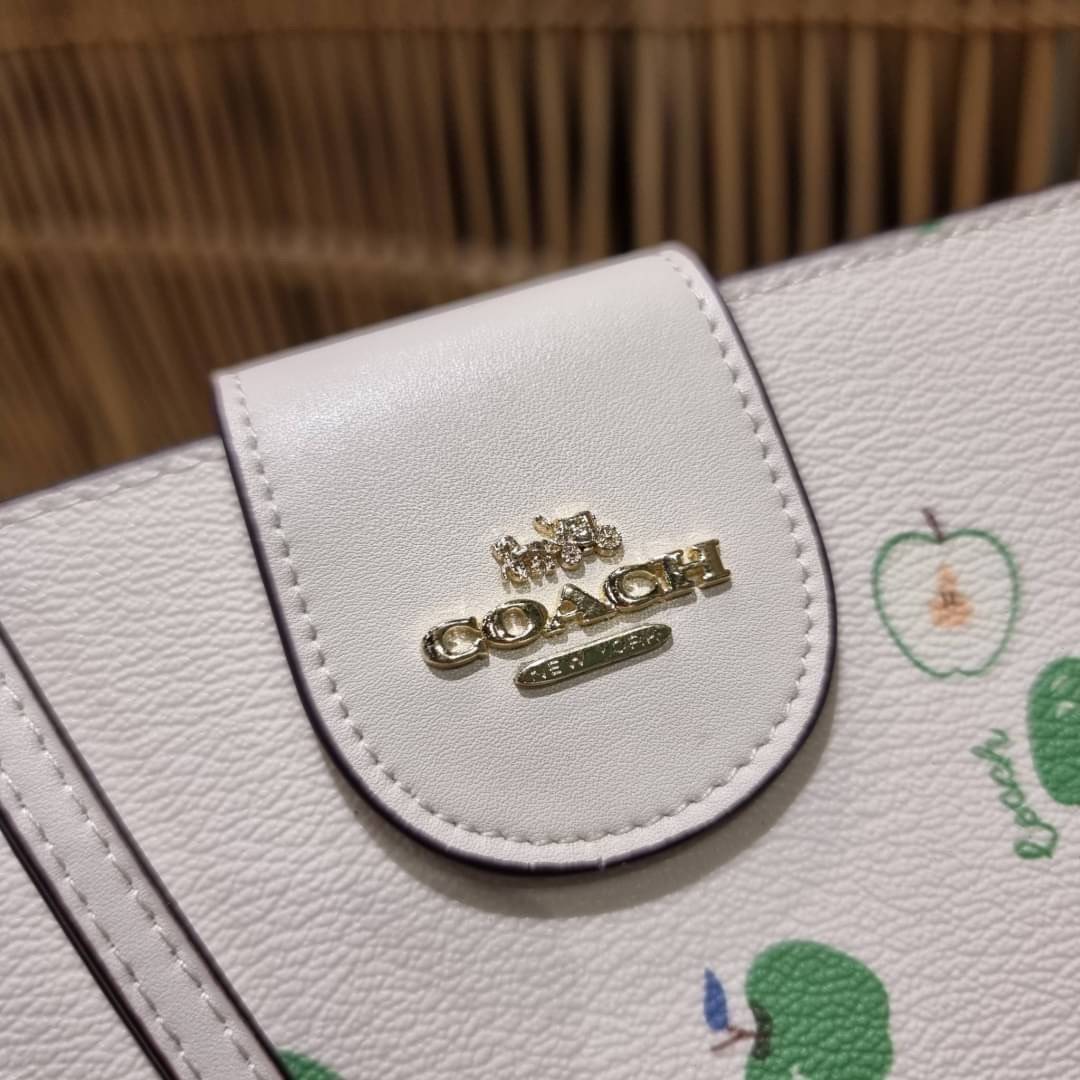 COACH C3371 TECH PHONE WALLET WITH SPACED WILDFLOWER ดีไซน์ใหม่ คอลเลคชั่นสวยหรู กระเป๋าสตางค์พร้อมสายคล้องมือ ง่ายต่อชีวิตมากจ้า!! มันดีอะไรเบอร์นี้ ใส่ได้ทั้งบัตร และโทรศัพท์ก็ใส่ได้ทุกรุ่น แถมยังมีช่องซิปแยกไปอีก ช่องเยอะไม่ต้องห่วงจริงๆ วัสดุหนังแคนวา