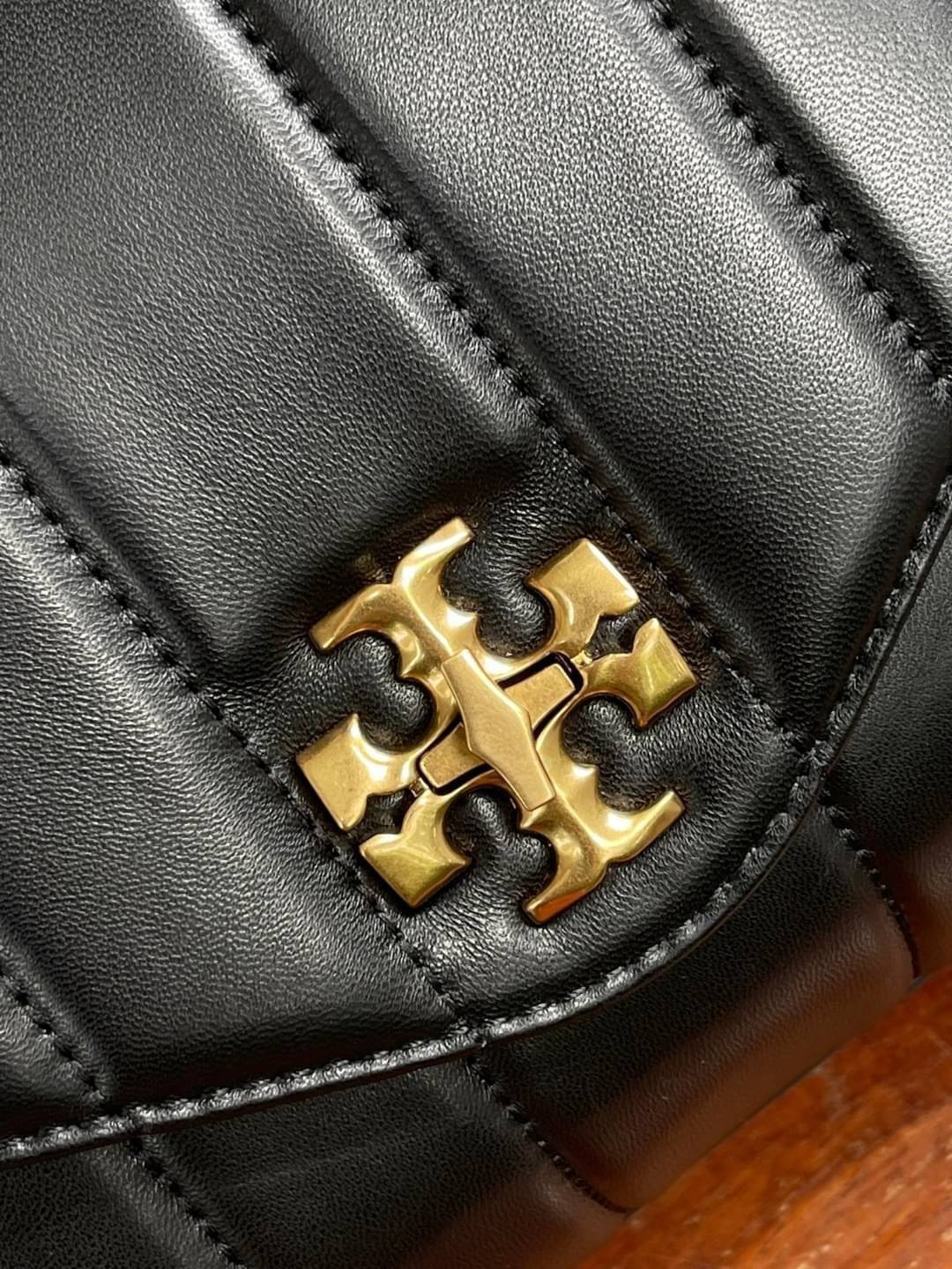 OUTLET 】Tory Burch Kira Top Handle Satchel มี2ขนาด Small/Medium กระเป๋าทรงใหม่ล่าสุดจากรุ่นคิร่า (Kira) มาในเทคนิคตัดเย็บควิลท์แนวขนาน ใช้วัสดุหนังเงานุ่ม สะท้อนแรงบันดาลใจแบบนิวยอร์กจากเบาะหนังในรถคลาสสิค Hardwareสีทองสวยหรู และจุดเด่นอีกรุ่นคิร่าคือความ