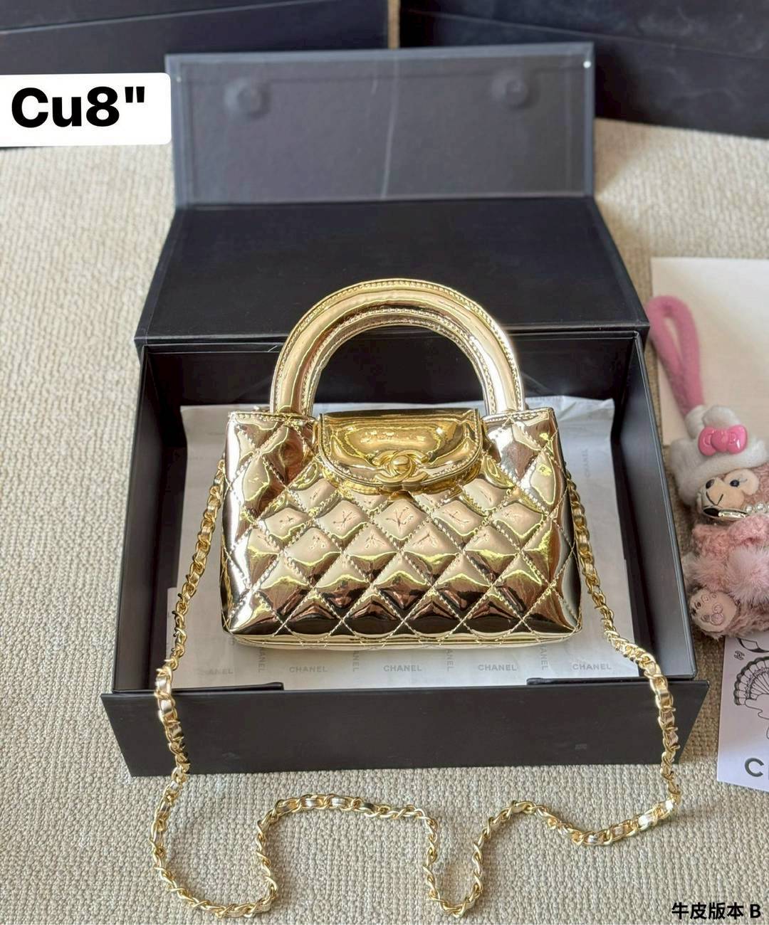 CHANEL 23K Kelly Mini Handbag Metallic Color กระเป๋าสะพายทรงสวยเรียบหรู สีใหม่เมทัลลิกเงางาม ผสมผสานดีไซน์วินเทจสง่างามทันสมัย ใช้งานได้หลากหลายโอกาส คอลเลคชั่นสุดฮอต กระเป๋าถือ/สะพายข้าง คงเอกลักษณ์ ให้ความเป็นผู้ดีในตัว สวยงาม
