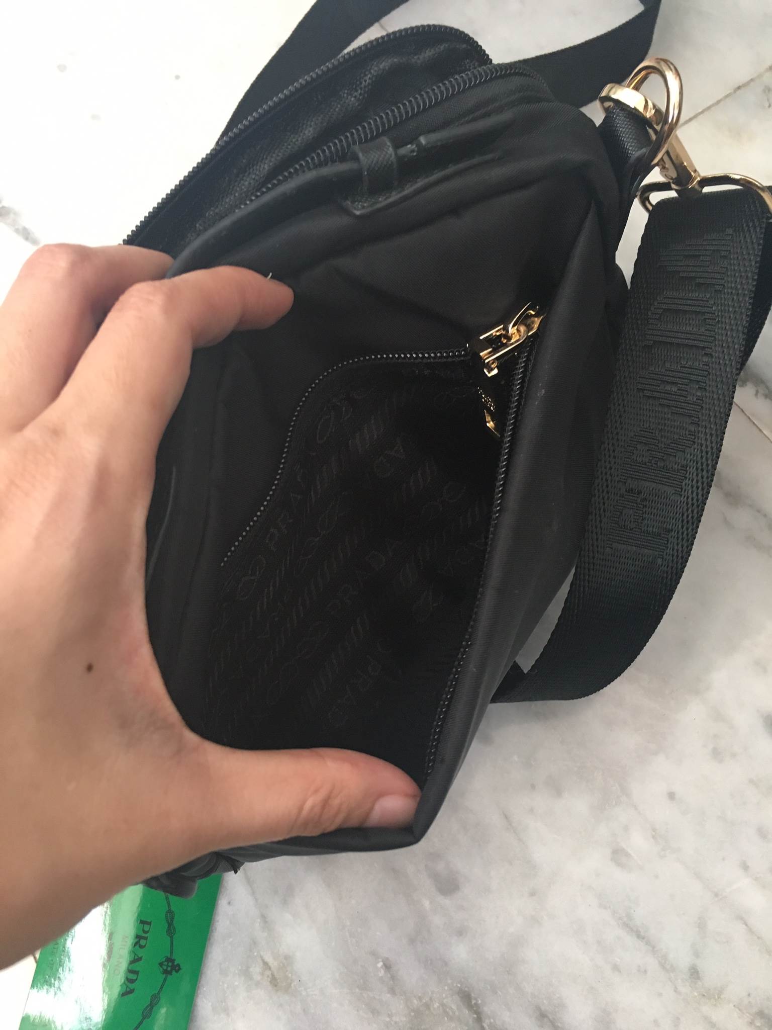 งานพรีเมี่ยมกิ้ฟ จากเคาเตอร์ต่างประเทศคะ 🐼รุ่น Limited edition ค่า ได้ กระเป๋าอเนกประสงค์ #ใบนี้2in1 จากแบรนด์ PRADA มาค่า เป็น กระเป๋าผ้าไนล่อน ตามแบบฉบับของแบรนด์เลย ใบนี้มีสายยาวให้คะ มีหูสั้นสำหรับถือได้ด้วยคะ #เลิศมาก สะพายเป็น shoulder bag ไ