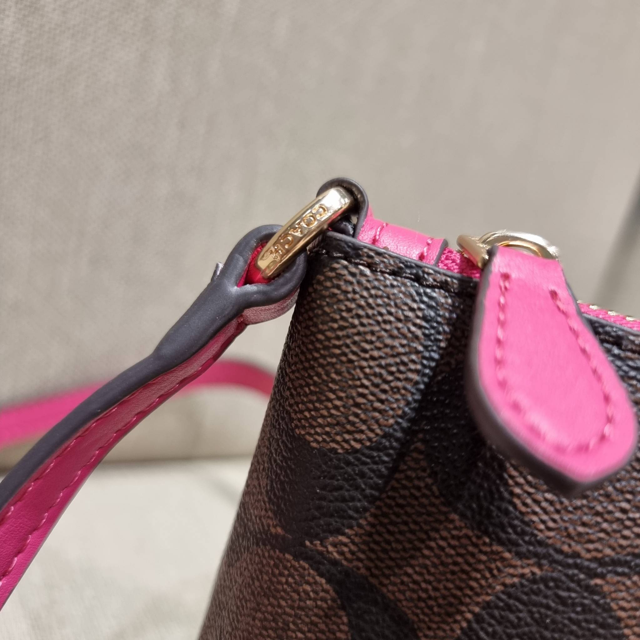 COACH C1653 ZIP TOP CROSSBODY SIGNATURE CANVAS คอลเลคชั่นใหม่ ปังและสวยไปอีกหนึ่ง สาวๆตามหาต้องไอเท็มนี้ กระเป๋าสะพายข้าง ใช้งานง่าย สายสะพายในตัว ปรับได้สบายๆ ดีไชน์รูปทรงออกมาคลาสสิค น่าใช้ วัสดุหนังแคนวาส เปิด-ปิดด้วยซิป ภายในเป็นช่องโล่ง มีช่องใส่บัตร