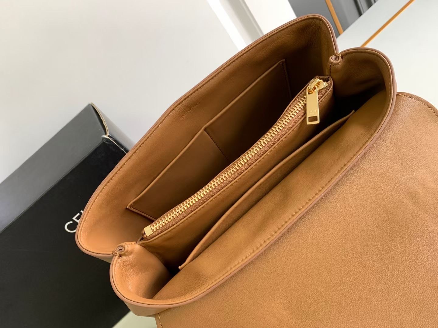 MEDIUM CELINE NINO BAG IN SUPPLE กระเป๋าสะพายหูจับในตัว แบรนด์หรู ดีไซส์คล่องตัว เกรดออริ สลับแท้ 1:1 ใช้งานต่างประเทศได้