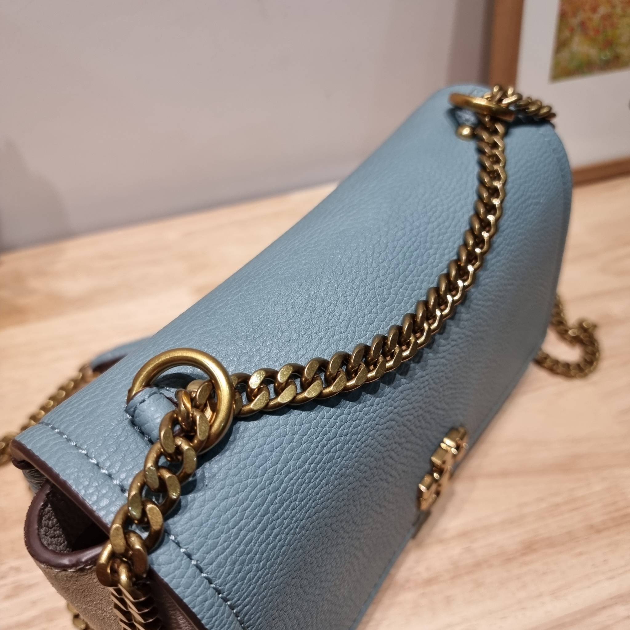 TORY BURCH LIMITED-EDITION SHOULDER BAG รุ่นลิมิเต็ด กับกระเป๋าสะพายไหล่ทรงผู้ดี ที่ผลิตมาในจำนวนจำกัด โดดเด่นด้วยอะไหล่ทองคลาสสิคหรูหรา