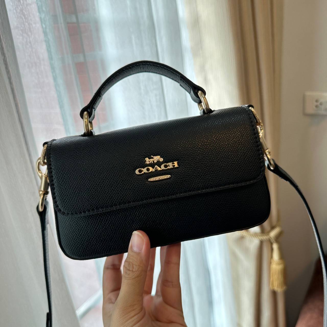 Coach Mini Josie Top Handle Crossbody In Blocked Signature Canvas (cc340) ใหม่ล่าสุด กระเป๋าสะพายหรือถือใบเล็กกระทัดรัด วัสดุหนังตัดขอบหนังแท้ ภายในช่องโล่งกว้างสามารถใส่โทรศัพท์ iPhonePro max ได้ มีช่องใส่บัตรเครดิต 2 ช่อง เปิดปิดด้วนกระดุมแป๊ก ซับในผ้า 