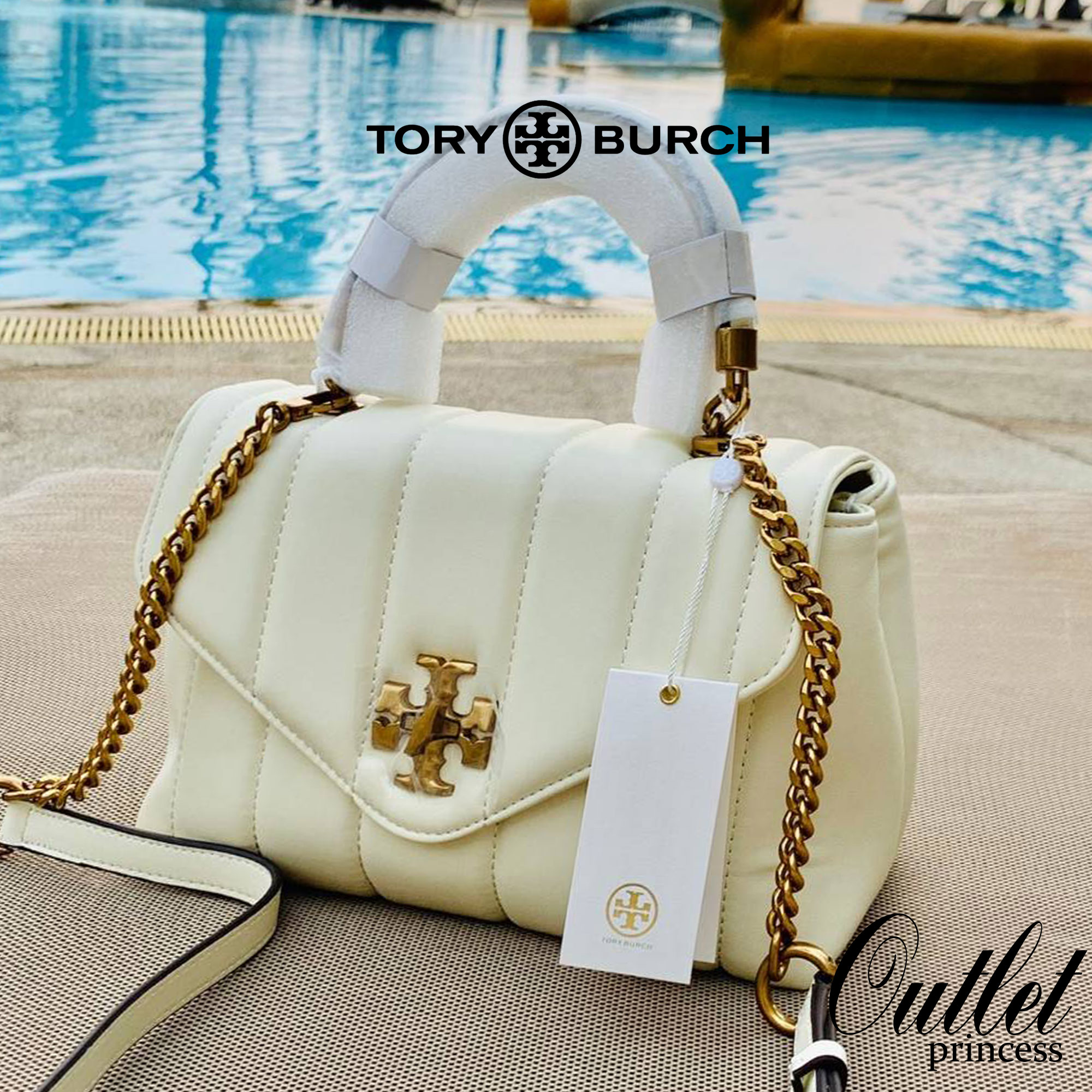 TORY BURCH KIRA QUILTED SMALL BAG พร้อมส่งที่ไทย ไม่ผิดหวังแน่นอนค่ะ! กระเป๋าหิ้วหรือสะพายข้างได้ วัสดุหนังแกะแท้ทั้งใบ ((หนังแกะจะมีคุณภาพดีเงานิ่มและแพงกว่าหนังวัวจ้า)) หนังนิ่มสวยงามมากๆค่ะ เปิดปิดกระเป๋าแบบหมุนล็อคแบบโลโก้แบรนด์ ใช้อะไหล่คลาสสิคดูหรูเ