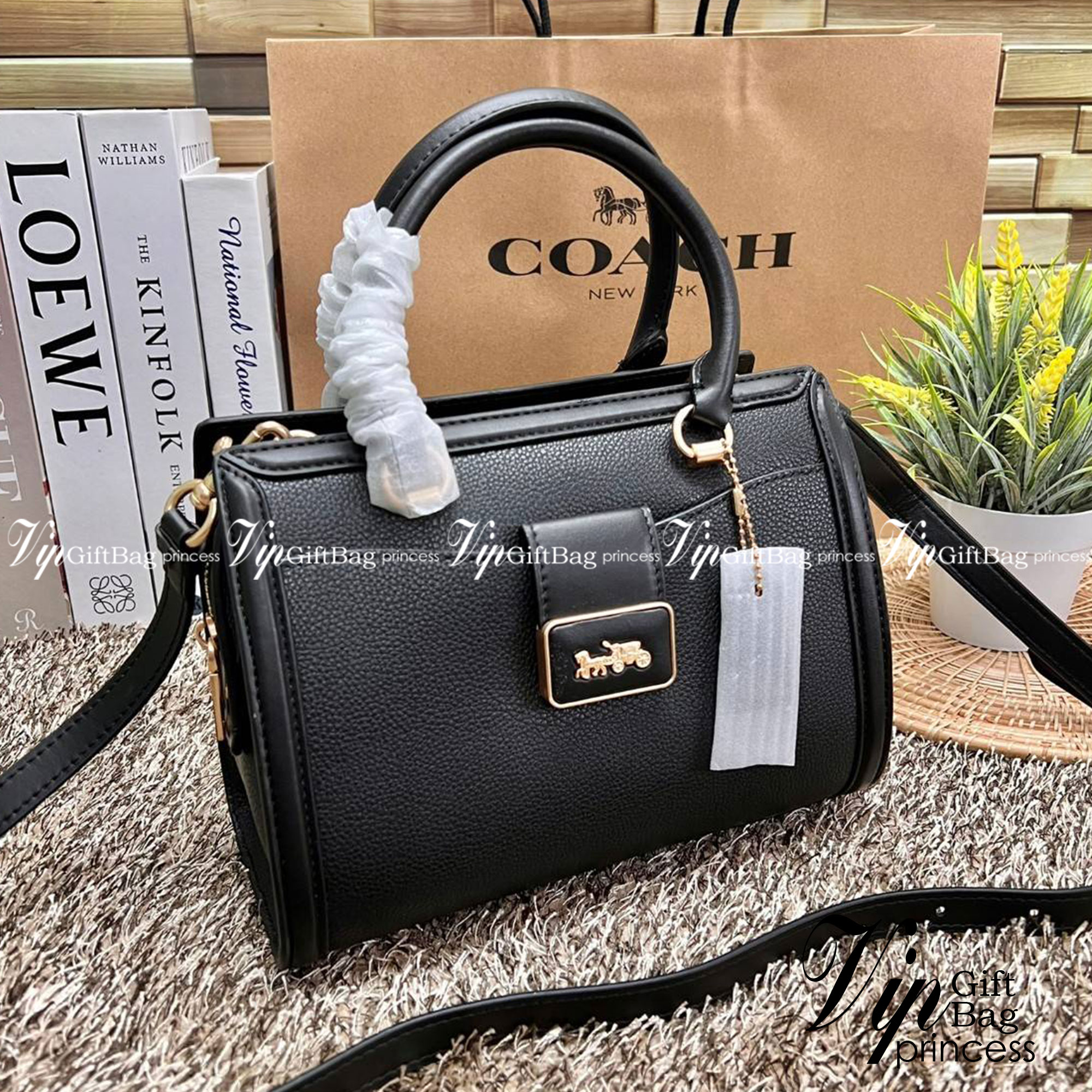 COACH GRACE CARRYALL BAG((cc141)) สวย หรู มาเลยจ้าา พร้อมส่ง! กระเป๋าหิ้ว//สะพายแบบครอสบอดี้ร์ หนังแท้ ทรงสวยหรู อัพลุคให้คุณผู้หญิงดูดีได้เลยทีเดียวค่ะ ด้านหน้าออกแบบเป็นช่องกระดุมแม่เหล็กพร้อมป้ายโละหะแบรนด์เด่นหรูค่ะ เปิด-ปิดกระเป๋าด้วยซิป ภายในใส่กระเ