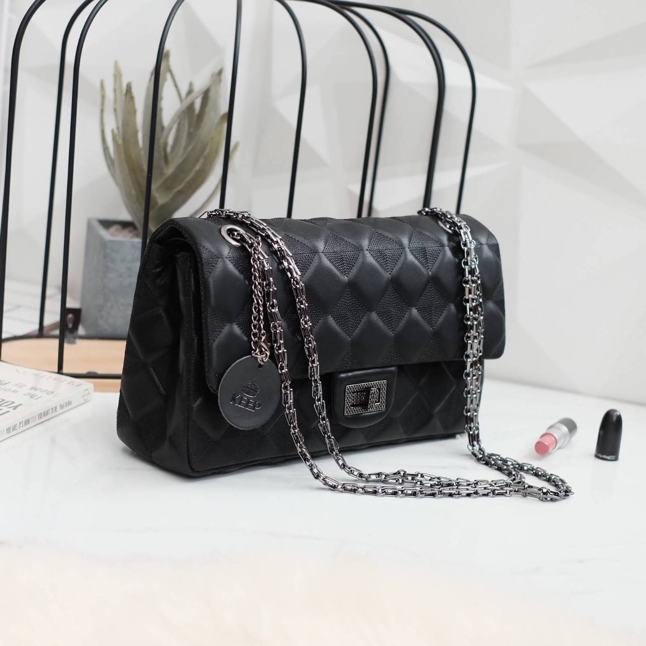KEEP classic chain shoulder bag 👜 กระเป๋าทรงสวย คอลเลคชั่นใหม่ผลิตจากหนัง Microfiber สวย นิ่มมากๆ ทนทานกว่าเดิม !! ตัวกระเป๋าขนาดกำลังดี เย็บลายเเบบ Hand crafty สวย มีสไตล์สามารถใส่ กระเป๋าตังค์ยาว มือถือได้คะ สายโซ่อะไหล่ เทาดำ ดูคลาสสิคมาก ปรับไ
