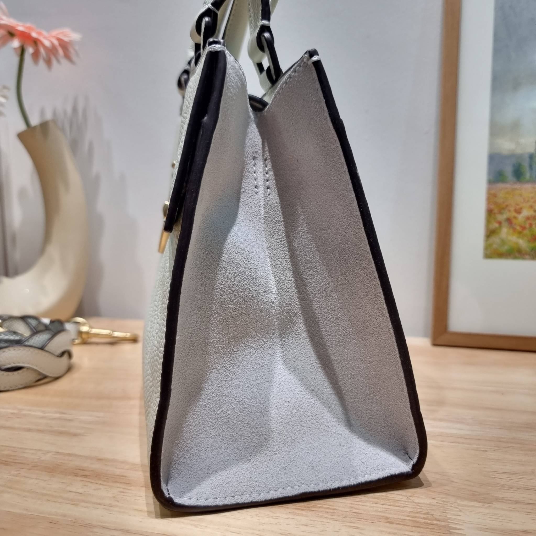 TORY BURCH MILLER TOP HANDLE SATCHEL ใหม่ล่าสุด กับกระเป๋าสะพายรุ่นยอดนิยม ที่มาในดีไซน์ top handle ให้สะดวกใช้ได้มากขึ้นด้วยหูจับในตัว โดดเด่นด้วยโลโก้สีทอง ด้านหน้าและด้านหลังมีช่องเปิดเก็บของได้