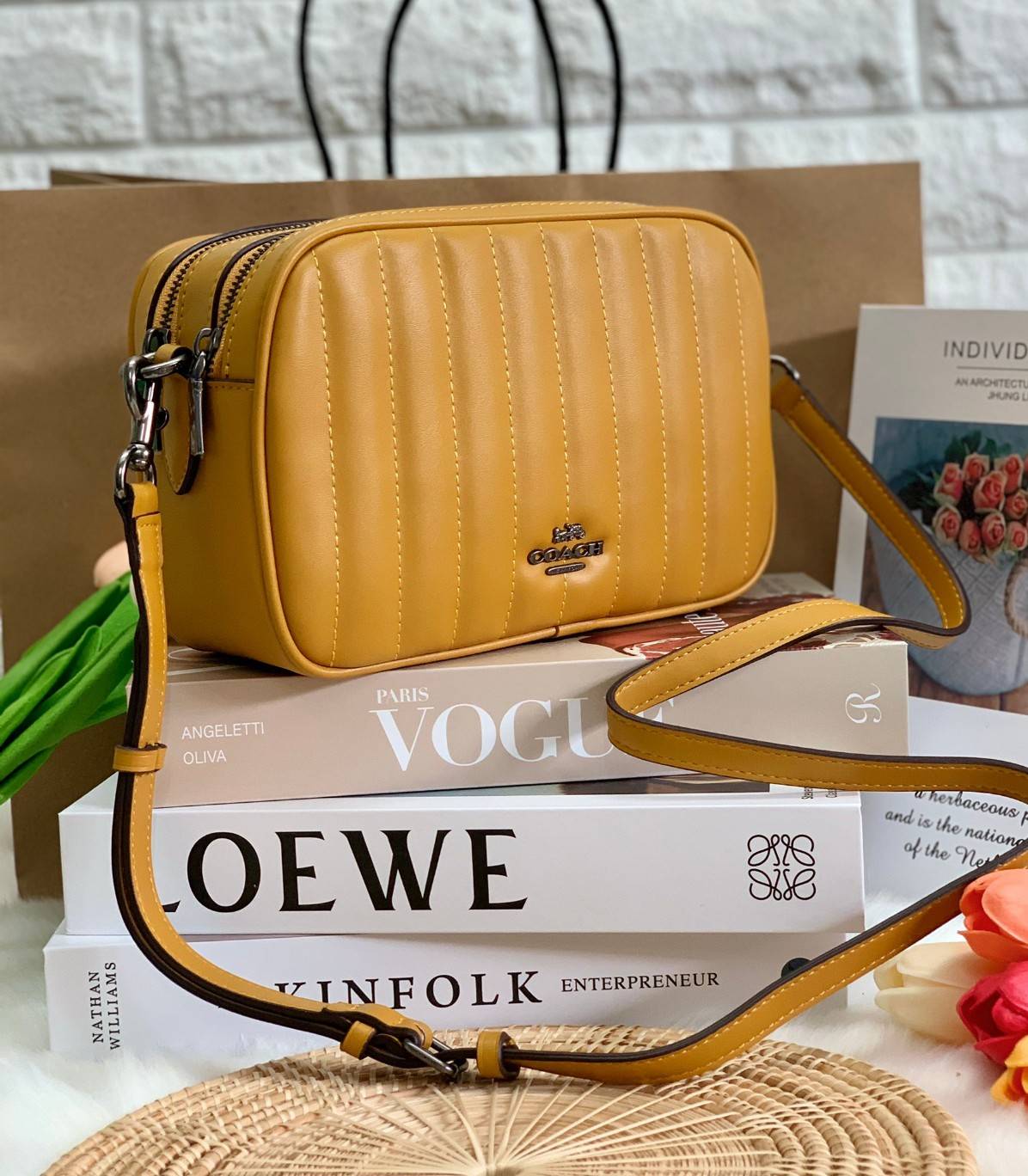 COACH C1569 JES CROSSBODY WITH LINEAR QUILTING ใหม่ล่าสุด!! กระเป๋าสะพายข้าง รุ่น 2 ซิป ใบใหญ่จุใจ ดีไซน์ใหม่ เพิ่มลูกเล่นให้ดูหรูหรายิ่งขึ้น วัสดุหนังสังเคราะห์บุเป็นลายเส้นสวยงาม เปิด-ปิดด้วยซิป 2 ช่องหลัก ใช้งานง่าย ทรงสวยมากๆรุ่นนี้ มาพร้อมสายสะพาย cr