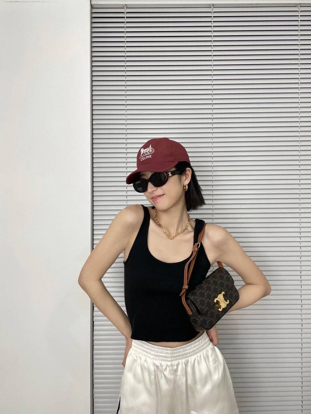 พร้อมส่งที่ไทยแล้วกับ CELINE TRIOMPHE SHOULDER BAG หนังทั้งใบลายสวยหรู ด้านในเปิดด้วยด้วยที่บีบโลโก้อะไหล่ทอง จุของได้กำลังดี ใส่โทรศัพท์ กระเป๋าสตางค์ใบสั้น ของจุกจิกได้ เหมาะกับสาวๆในวัน