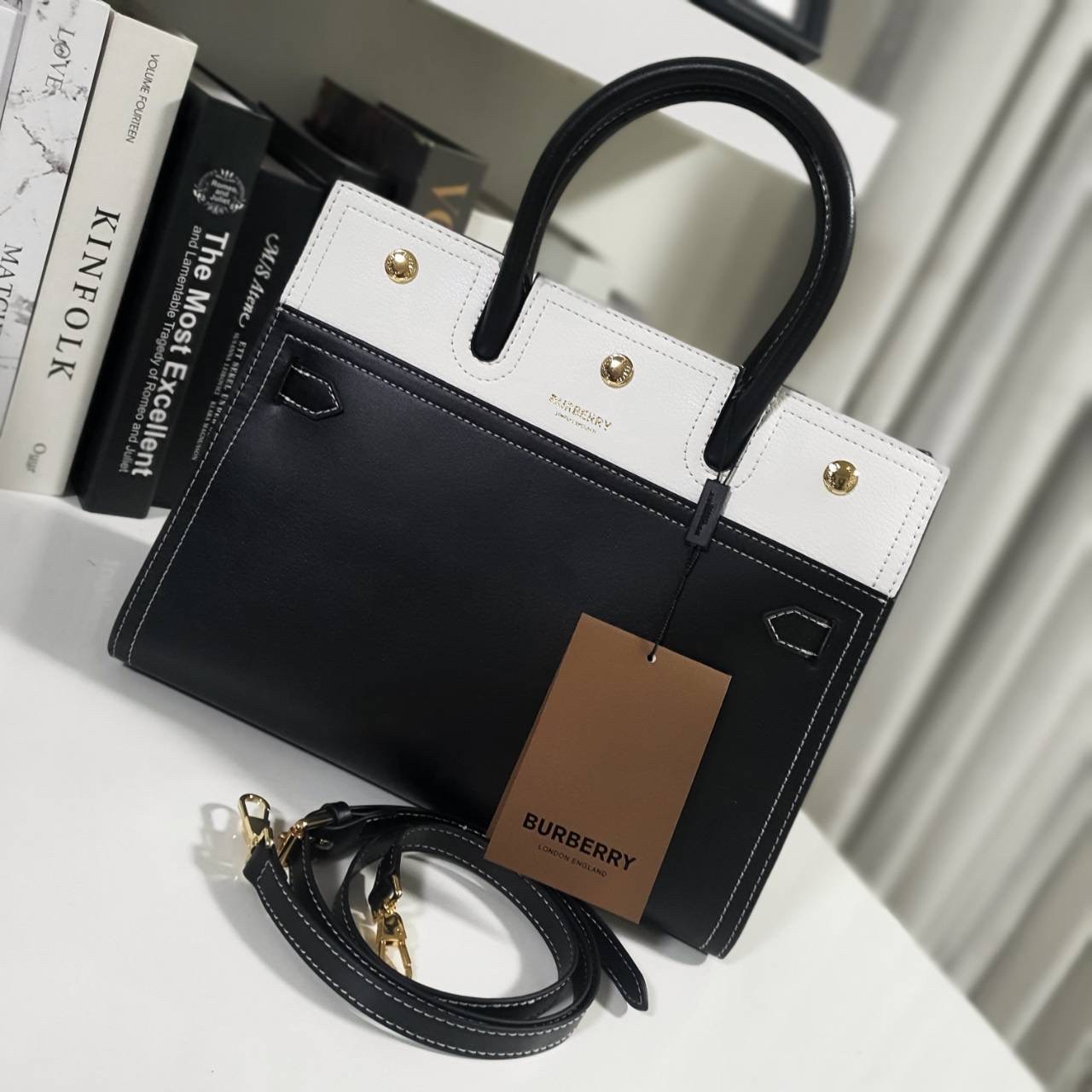 Burberry Small Leather Two-handle Title Bag In Black BURBERRY FRAGRANCES CROSSBODY BAG VIP GIFT WITH PURCHASE (GWP) พรีเมี่ยมกิ๊ฟ Limited Edition จาก BURBERRY PERFUME วัสดุ Geniune Leather ทรงเหลี่ยม TwoTone ดีไซน์สวยอยู่ทรง ด้านหน้ามีช่องใส่ของ ภายในโล่ง